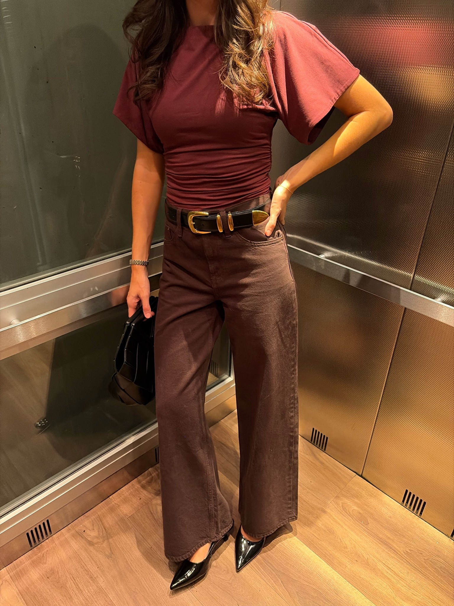 Super flattering wide leg jeans! SIZING:
I am 5’7” and wear size 25 regular in jeans at Abercrombie and a size XS in tops and dresses. Regular length in everything but if you’re taller than me, consider ordering Tall! I wear Curve Love in more form fitting jeans like the 90s relaxed and straight styles, but Classic fit in looser styles like the ones I’m wearing here!