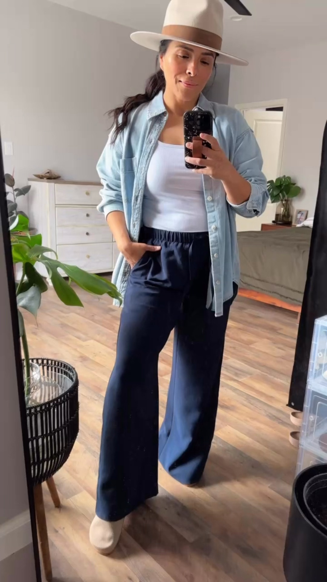 The viral @Aritzia pants that don’t wrinkle! Amazing quality— you’ve living in these year round! 

Work outfit 
Work pants 
Viral pants 
Aritzia pants 
Midsize style 
Mom outfit 



#LTKPetite #LTKMidsize #LTKWorkwear