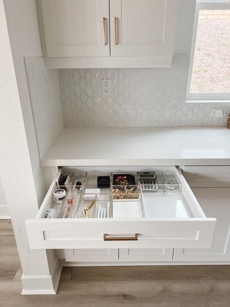 First drawer in the new house reveal - our kitchen/office drawer. Let me know what you think! 👇🏼

.
.
.

#simplyorganizedco #simple #simplicity #simplefood #momlife #mombod #momsofinstagram #momblogger #simpleliving #lifestyle #lifestyleblogger #kitchen #kitchendesign #kitchenorganization #organizedhome #homeorganization #homelife #homebody #luxurylifestyle

#LTKfamily #LTKhome #LTKunder50