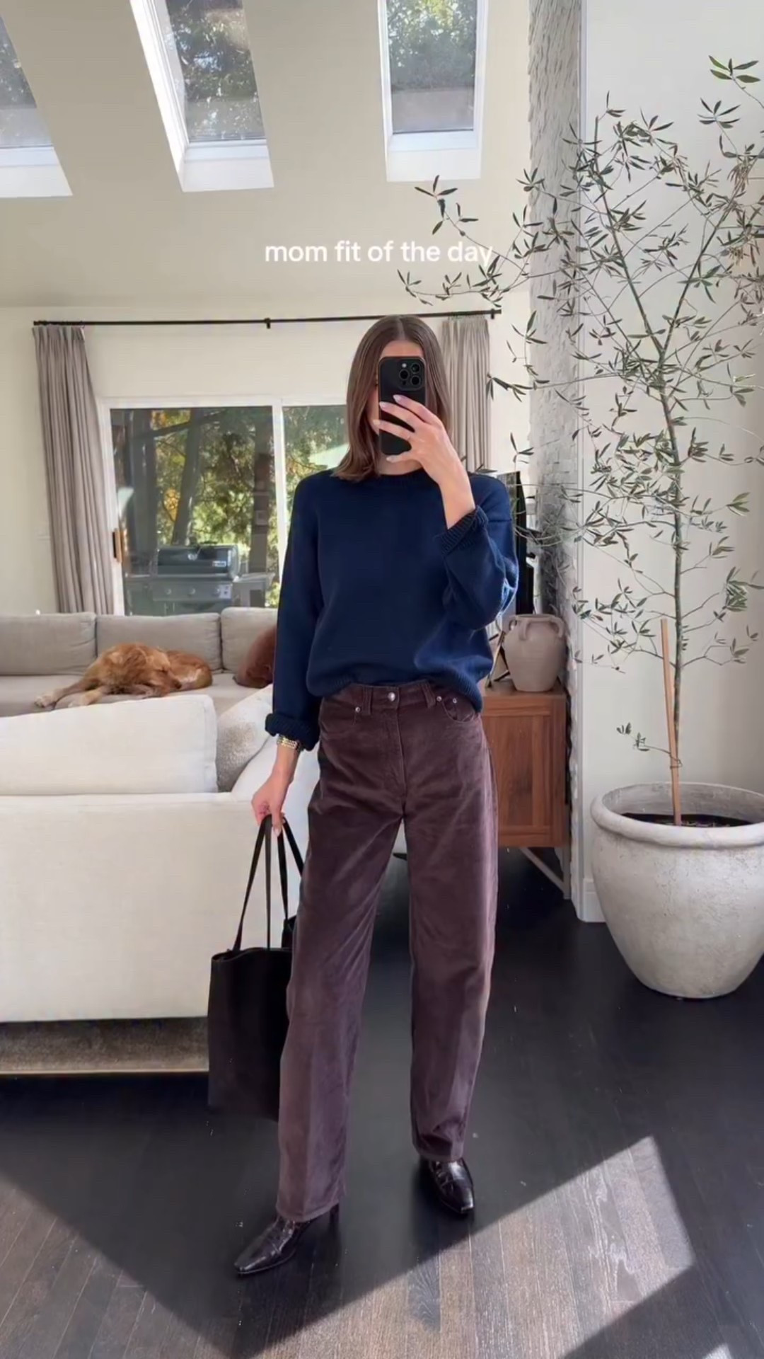 I will be wearing these corduroy pants on repeat 💌 #momstyle #madwell #capsulewardrobe #minimalstyle