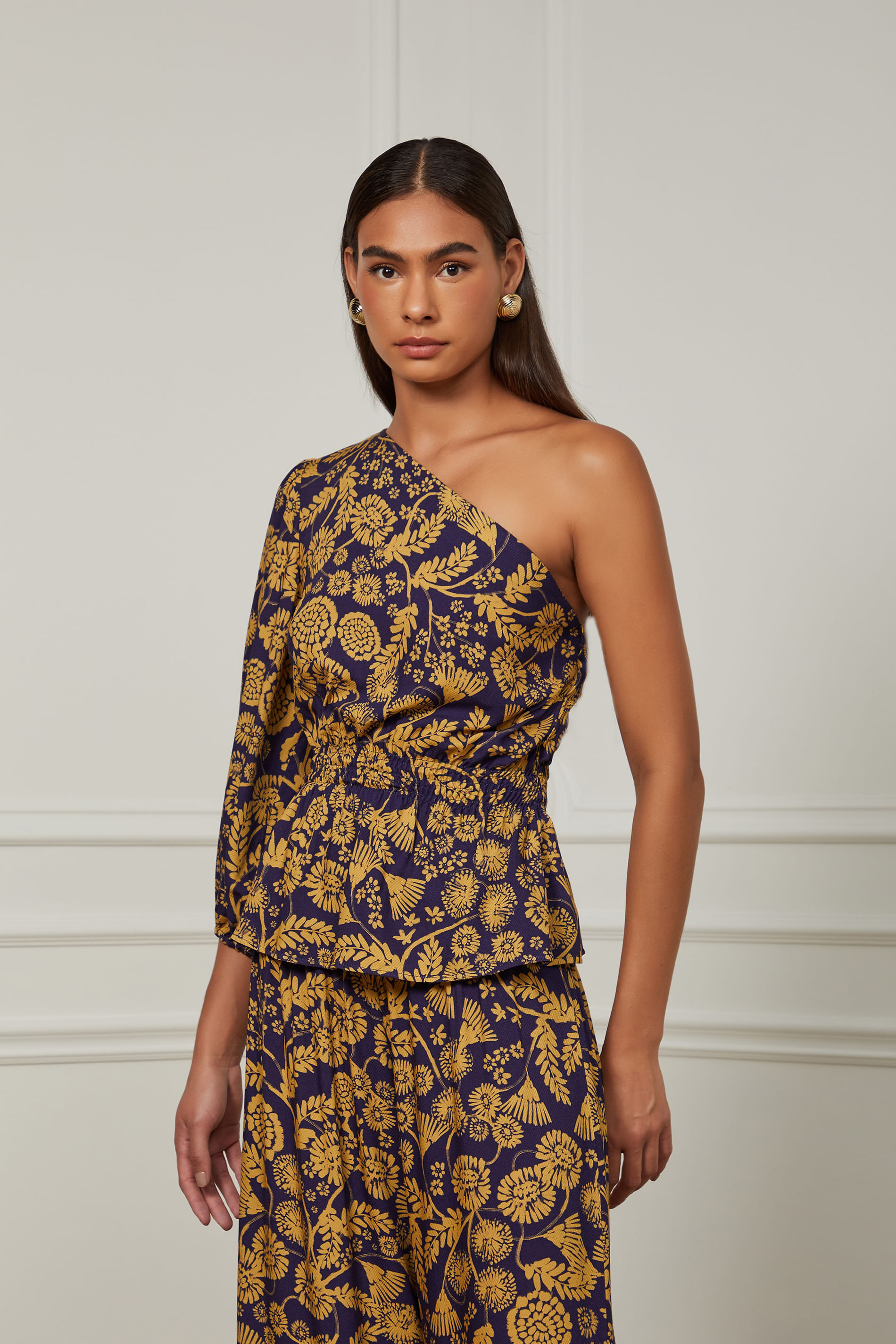 Blusa Decote Um Ombro Só Manga Longa Com Detalhe De Lastex Na Cintura Estampada Floral | OffPremium (BR)