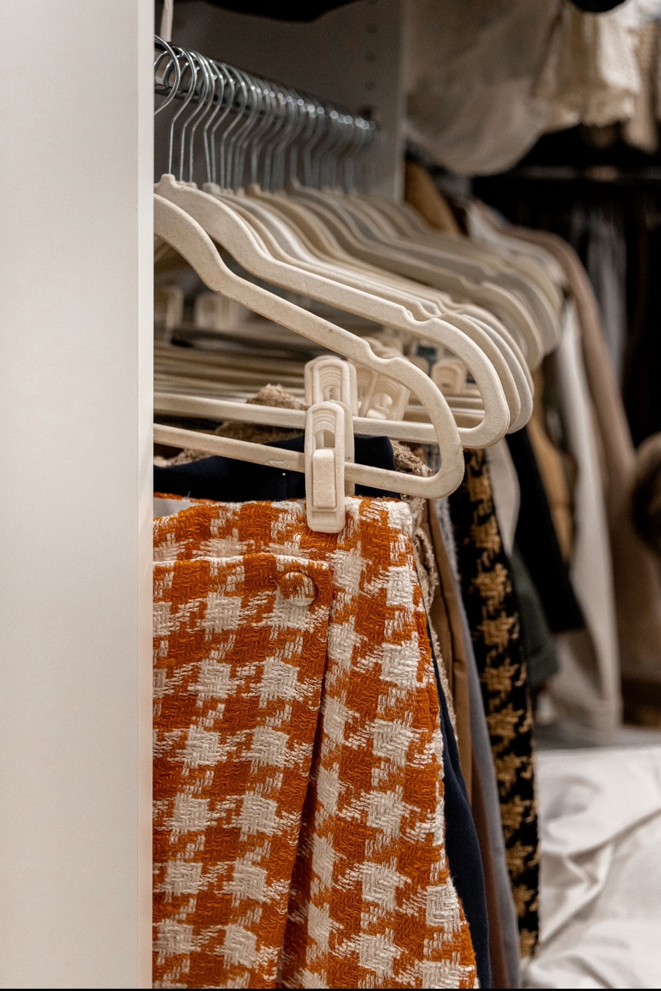 What I use to hang all my skirts and shorts! Neutral Velvet hangers 

Closet, closet organization, hangers, clothes hangers, velvet hangers, neutral hangers, master closet 

#LTKhome