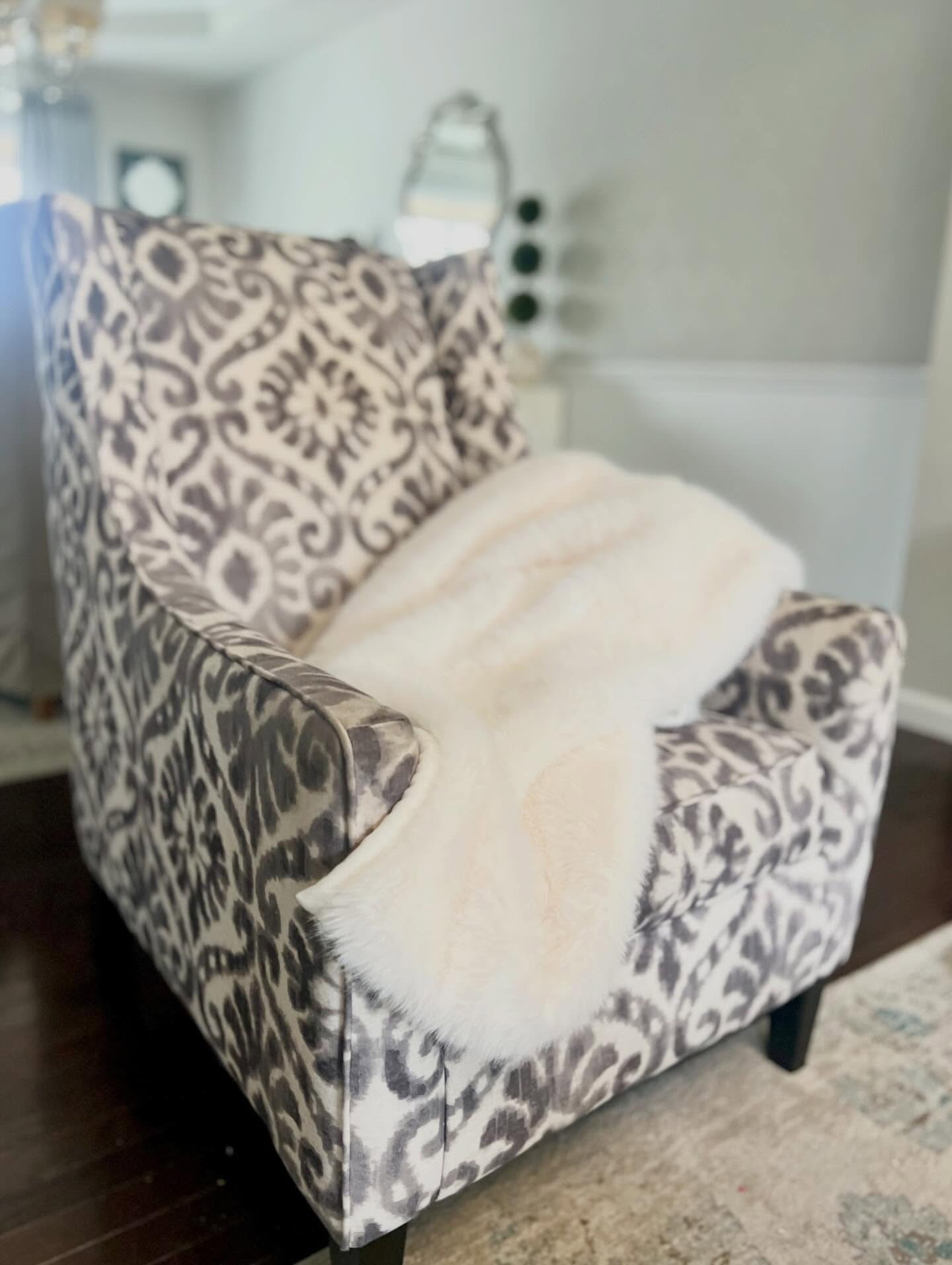 The most luxurious blanket I’ve ever had!

This gorgeous faux fur throw blanket will easily elevate any space with a touch of affordable luxury.

All my boys fight over this one 😂 I’m definitely going to need to buy more ❤️

Comment SHOP and I’ll send you all the details

@evergraceliving @stackinfluence #evergrace #evergracepartner #amazonhome #amazonfinds homedecor