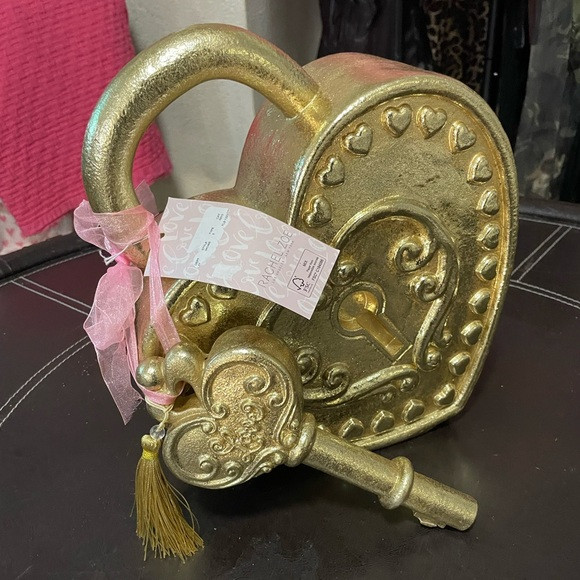 Gorgeous viral Rachel Zoe gold lock and key decor Valentine’s Day holiday | Poshmark