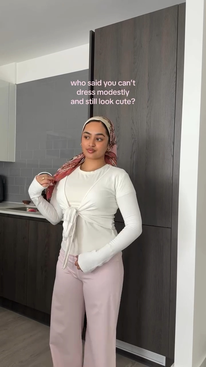 Straight leg trousers and the front tie top is both cute, comfy and modest fashion friendly 🧘🏽‍♀️✨🎀💛 

Outfit is linked in my LTK 
@hollister @gillyhicks straight leg yoga pants 
@amazonuk wrap top and satin scarf 

#wellnesslifestyle #modestfashion #pilatesoutfit #pilatesprincess #activewearset

#LTKpetite #LTKmodest #LTKfitness