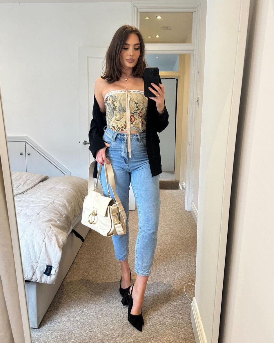 Denim jeans, black court heels, black suit jacket 

#LTKeurope #LTKuk #LTKsummer