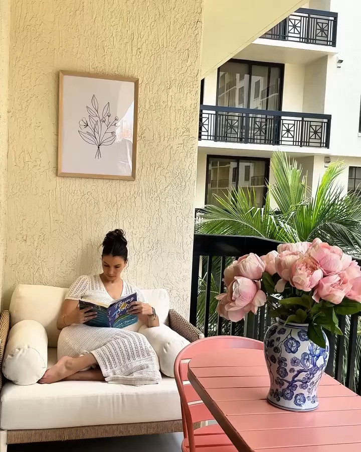 My perfect little outdoor oasis is ready 🤍✨

Outdoor rug: @riflepaperco x @loloirugs 
Chair: @westelm 
Table: @wayfair 

#balcony #balconydecor #westpalmbeachrealestate #riflepaper #outdoordesigns