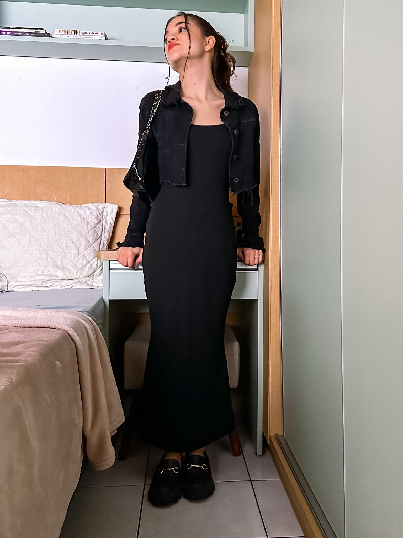 Look inverno all black com vestido longo preto jaqueta preta e mocassim tratorado! 

Coloquei várias opções de vestidos que dariam super certo também

#modafashion #modamodesta

#LTKbrasil