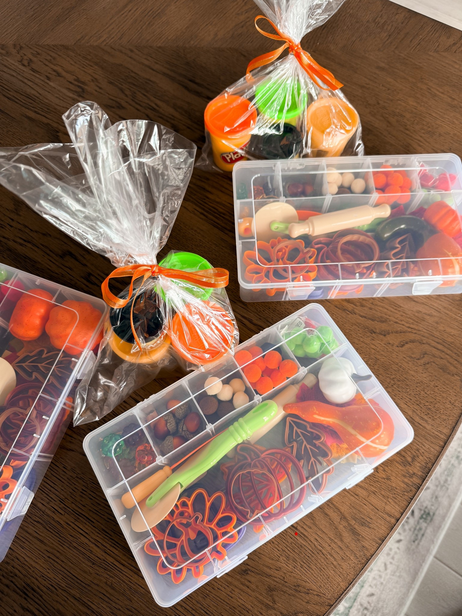 Keeping the little ones busy and creative this Thanksgiving 🦃🍁
Made the cutest DIY Play-Doh kit with fall colors, leaves, and mini cutters—such an easy activity to pull together!
Save this for your holiday prep ✨

#ThanksgivingActivities #ThanksgivingKidsCrafts #ThanksgivingFun #KidsActivityIdeas #HolidayActivitiesForKids #SensoryPlayIdeas #PlayDohFun #SensoryActivity #KidsSensoryPlay #ToddlerActivities