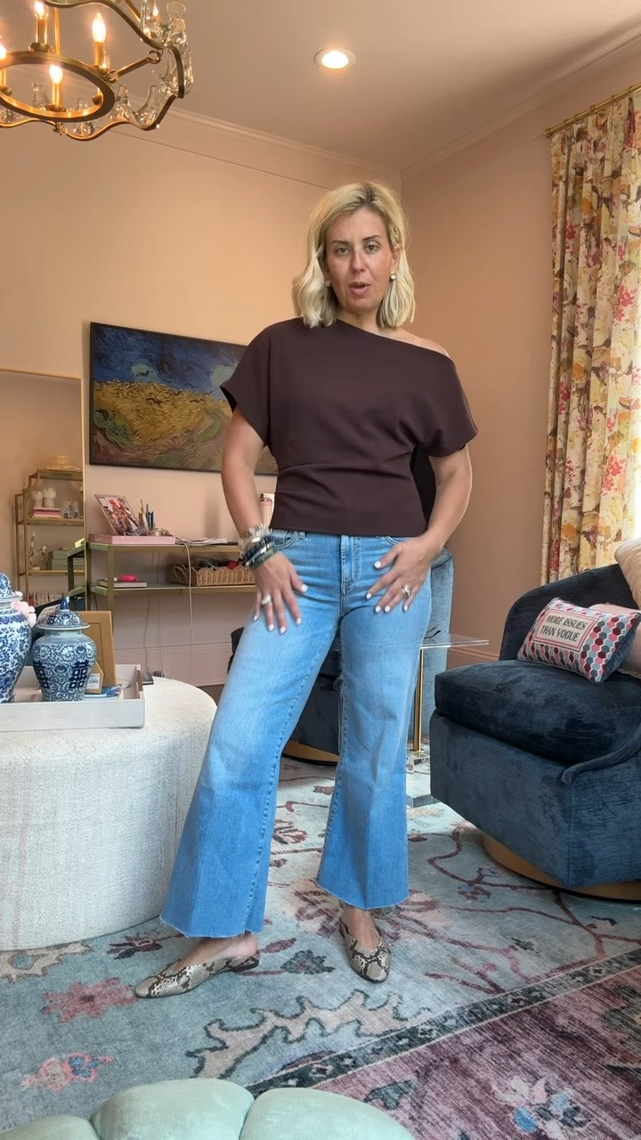 What a cute top! Wear this off the shoulder or boatneck style.
Top - small
Jeans - 26P (1964 Wash)
Shoes - 8 tts 

*code Catherine20 at Allie + Bess