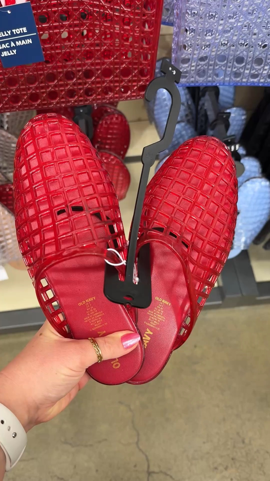 Cute jelly slides on sale at @oldnavy

#oldnavy #jellyshoes

#LTKgrwm #LTKootd #LTKSaleAlert