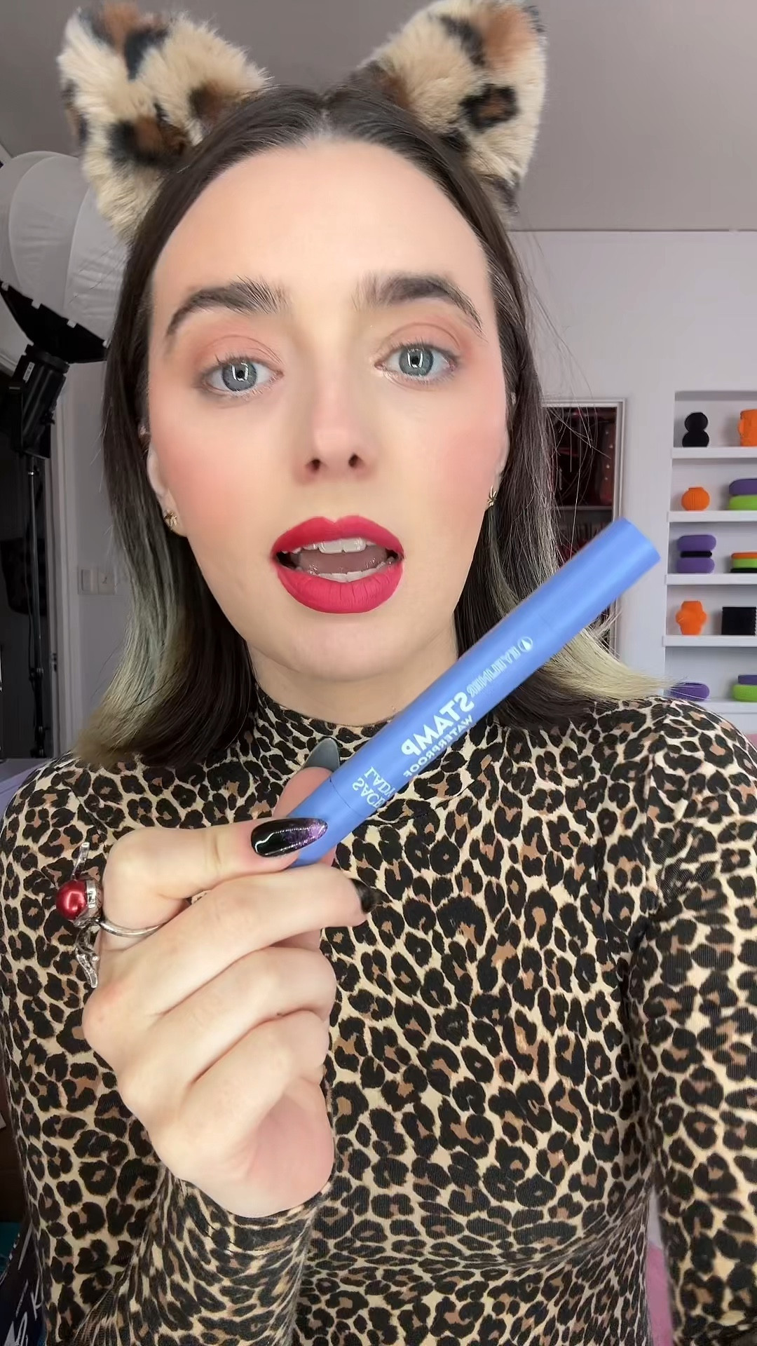 Easy eyeliner hack!! 👀 cat eye eyeliner stamp!! 

#beauty #makeup #eyeliner #liner #eye #cateye #wing #beautyhack #tutorial 

#LTKBeauty #LTKHalloween #LTKStyleTip