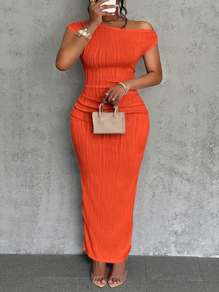 Slaydiva New Summer Elegant White Date Oblique Shoulder One-Shoulder Off-Shoulder Front Pleated Slim Long Dress, Wavy Texture Knitted Fabric, Women | SHEIN
