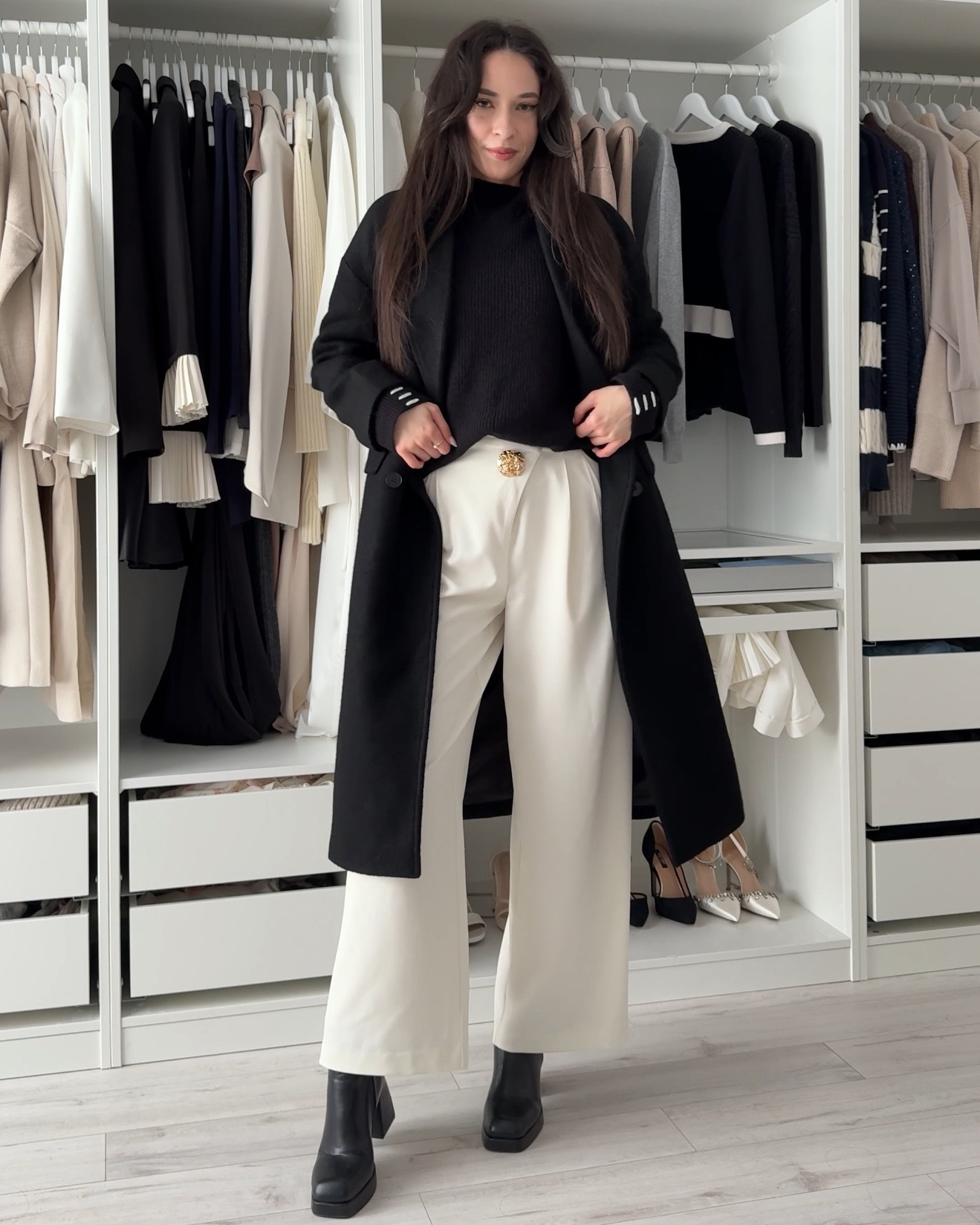 You can definitely look classy and keep warm at the same even in winter 🌨️