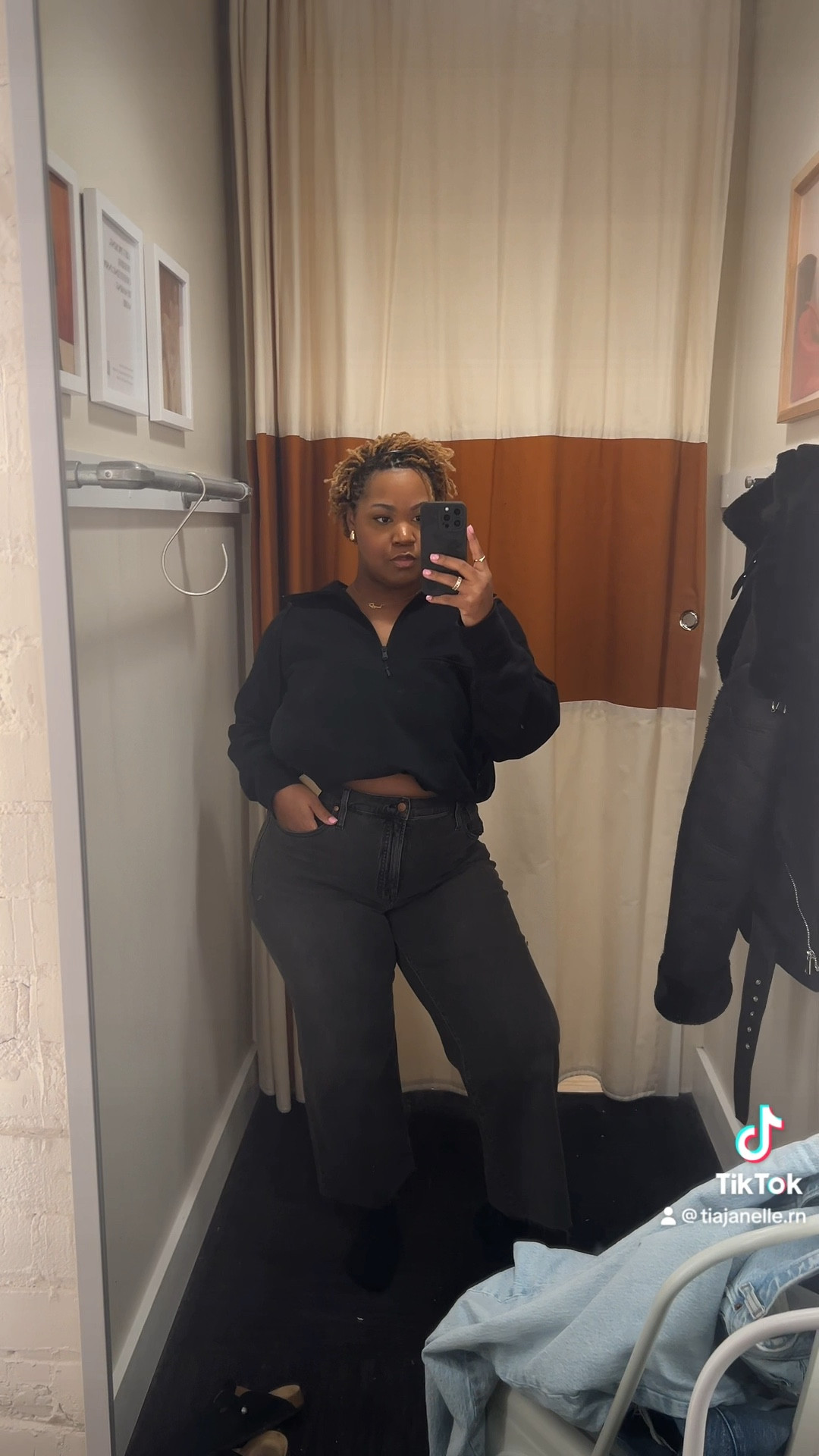 Wearing a size 33 in the first pair and 14 W (plus) in second pair 

#LTKplussize #LTKstyletip