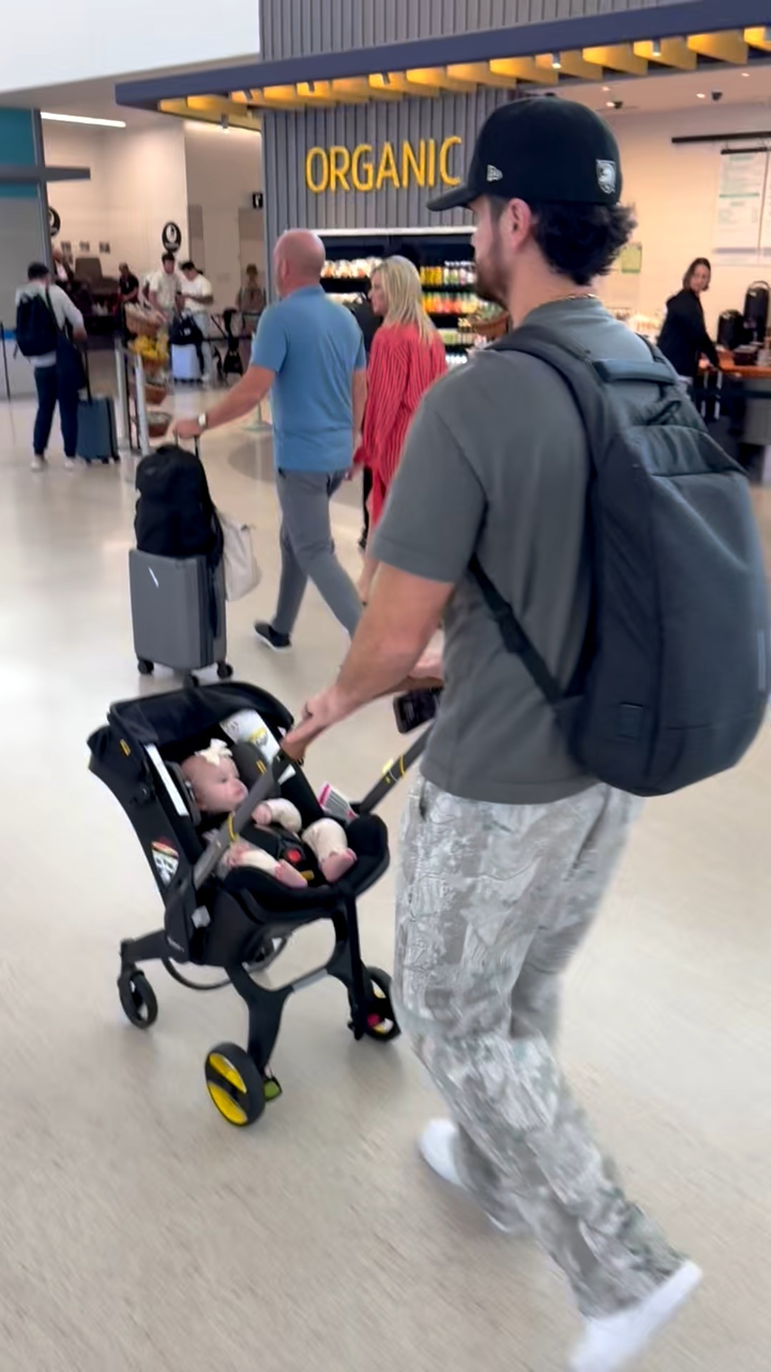 Travel outfit, sneakers, travel stroller, camo sweatpants, men’s airport outfit

#LTKBaby #LTKMens #LTKTravel