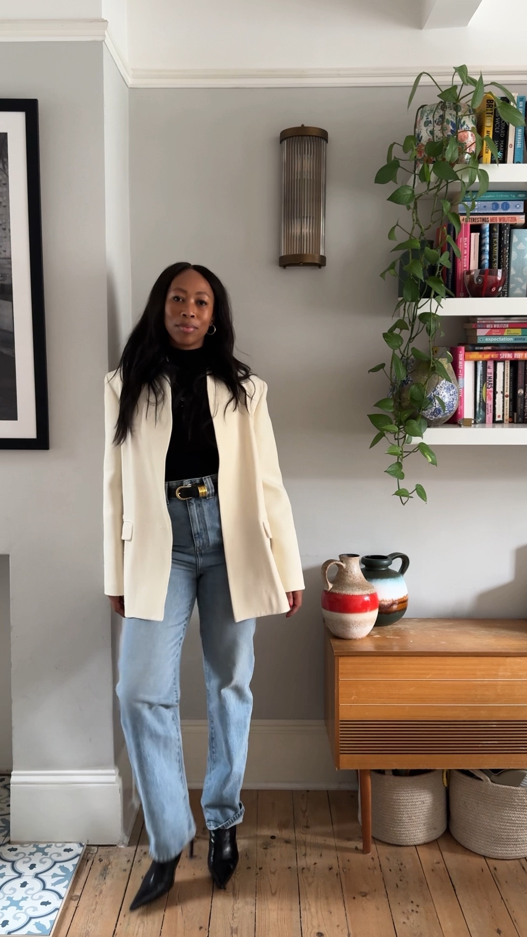 Business casual dinner date weekend look oversized cream blazer high waisted jeans 