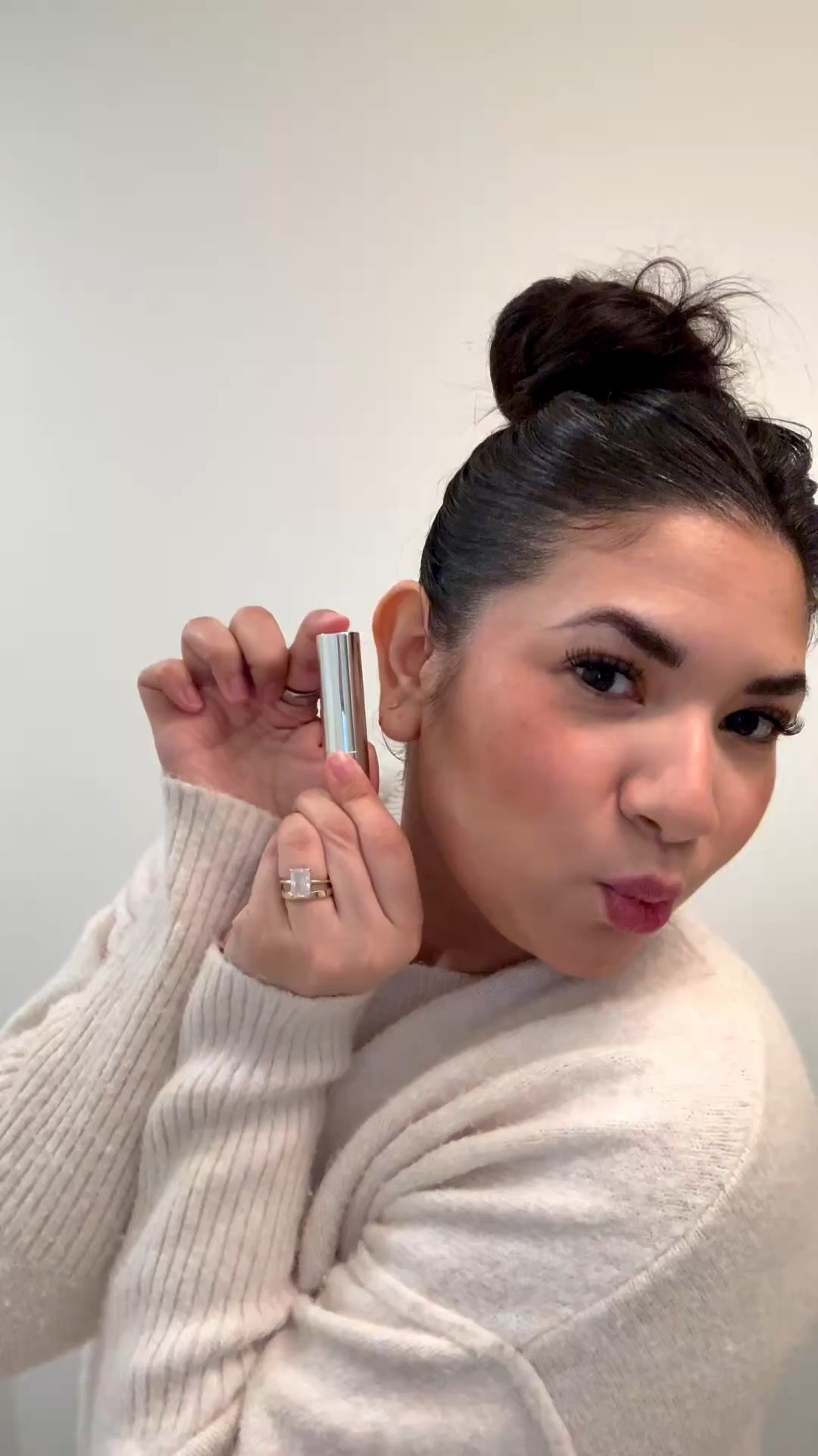 SPF for your lips is something I totally overlooked until recently ☀️💋 The MD SolarSciences Hydrating Sheer Lip Balm SPF 30 has been in my bag nonstop. It’s super hydrating, gives the prettiest sheer tint, and protects my lips from the sun without feeling sticky.
#beautyfinds #spfessentials #lipbalm #everydaybeauty #skincarefavorites
