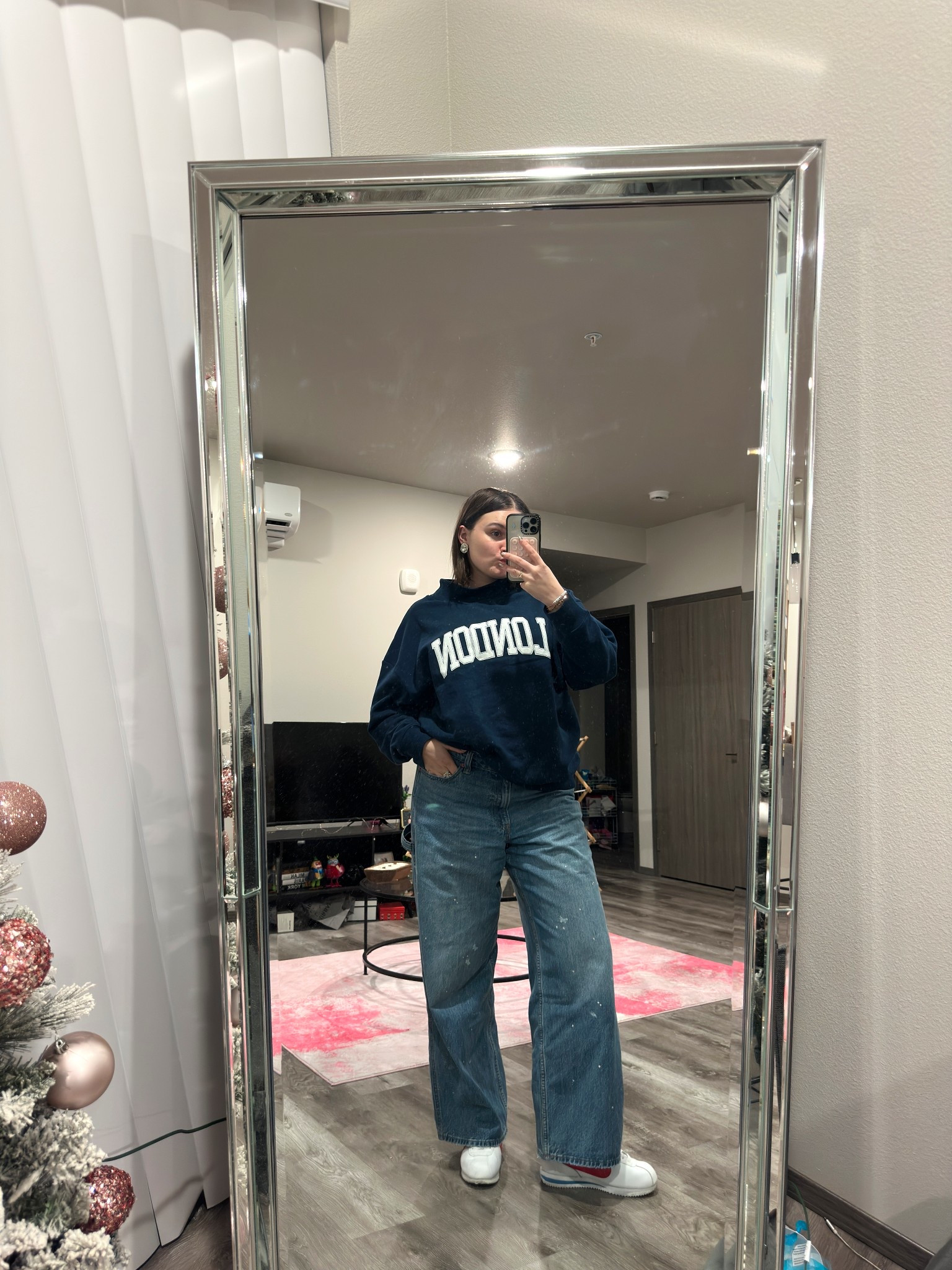 Cozy errand outfit for weekends! I love a big sweatshirt for a target or home goods run 🙂‍↕️

Pro tip: tuck the side of the sweatshirt into the jeans for extra shape!

I’m wearing a L sweatshirt, size 31 jeans and size 9 sneakers 

#LTKFindsUnder100 #LTKootd #LTKMidsize