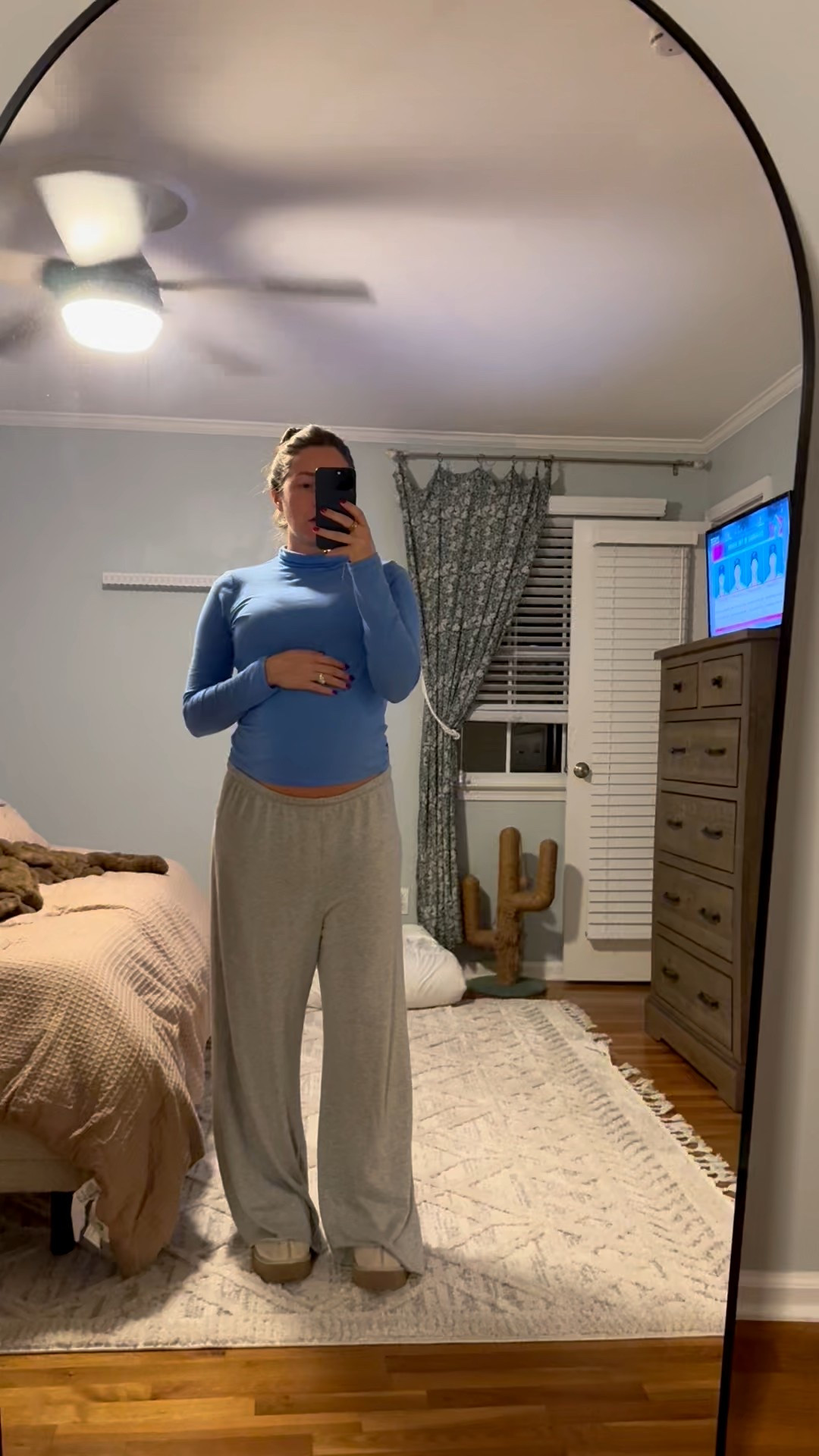 Comfy WFH outfit 

Sweats - size small 
Top - size M 

#LTKFindsUnder50 #LTKSaleAlert #LTKBump