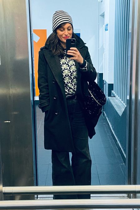 Cashmere béante Cyrillus (old) / Peacoat Emerson Fry / Sweat-shirt Betty Barclay (old) / Flare jeans Levi’s / Sequined fanny pack Make my lemonade / Sneakers Sandro (old) 

#LTKeurope #LTKmidsize #LTKover40