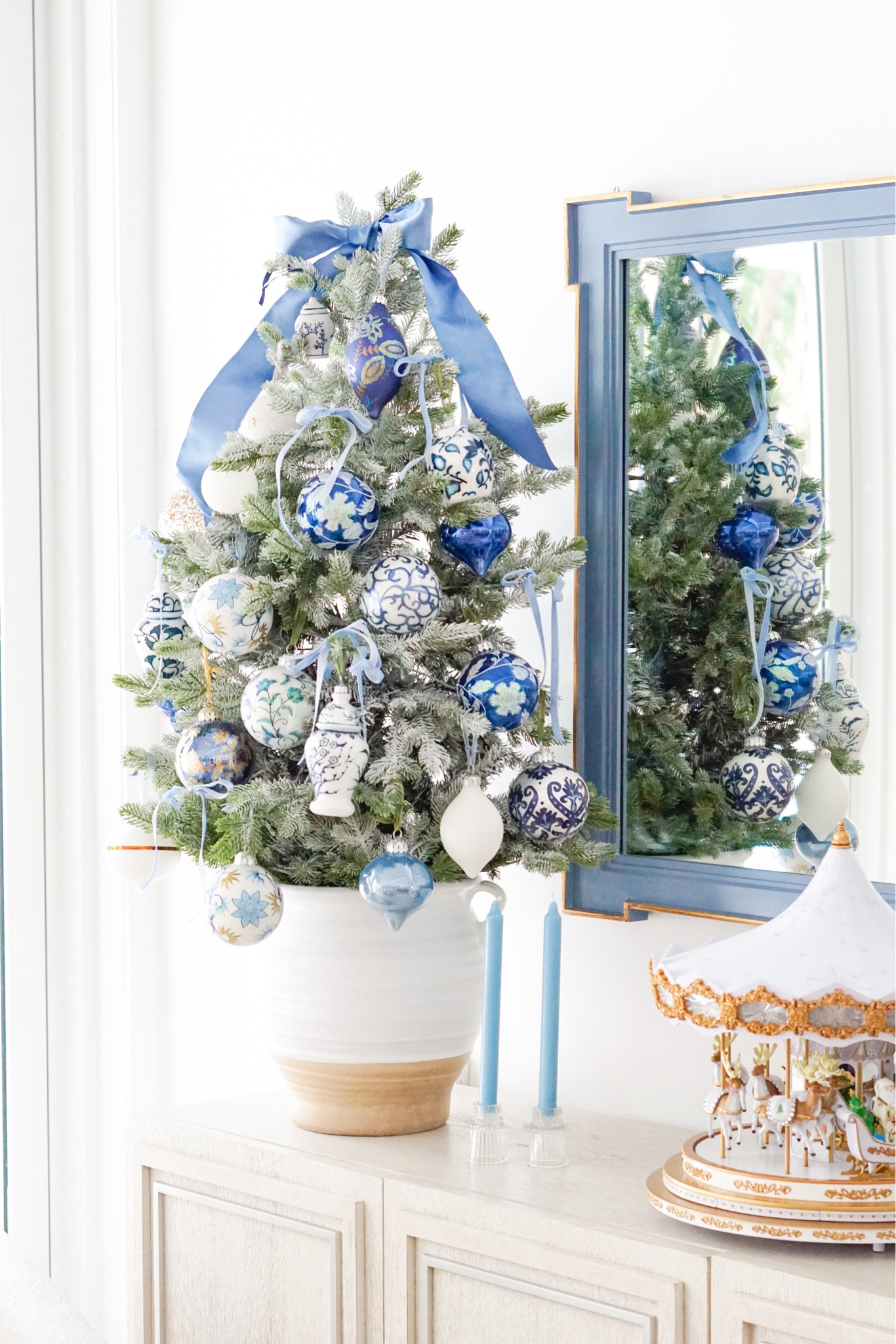 Hopped on the trend 💙🎅🏻🤍

#LTKSeasonal #LTKHome #LTKHoliday