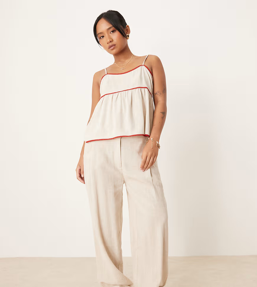 ASOS DESIGN Petite – Schmal zulaufende Hose in Steingrau mit Leinenanteil und Bundfalten-Neutral | ASOS (Global)