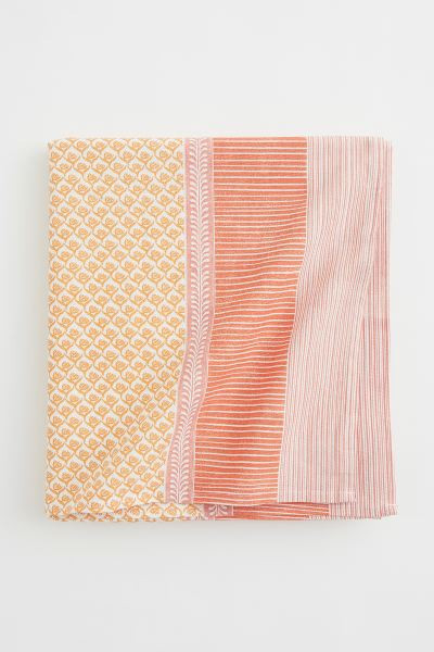 Tablecloth in woven cotton fabric with a printed pattern at front. | H&M (US + CA)
