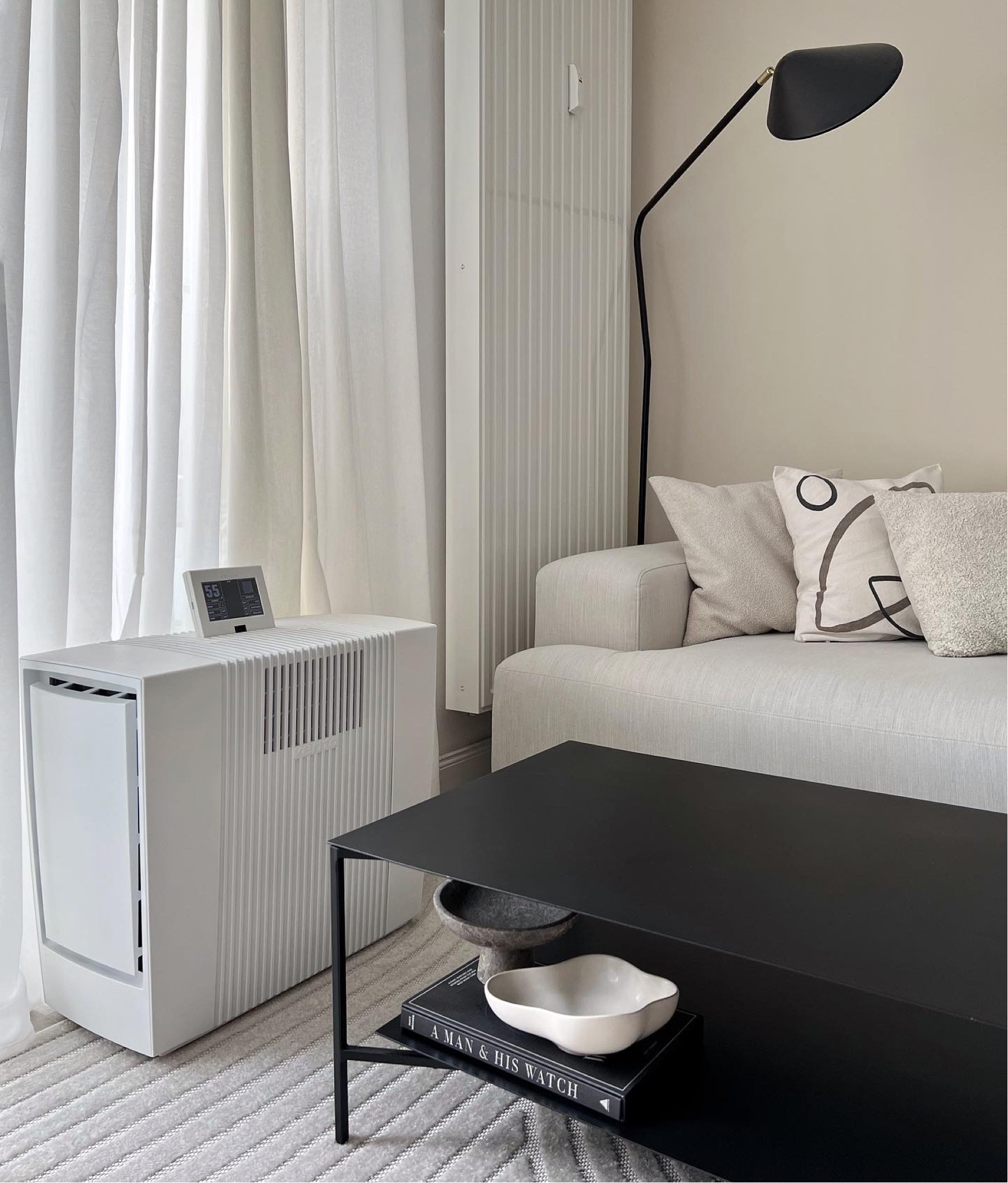 wohnzimmer interiorinspo homeinspo homedecor coffeetable couchtisch coffeetabledecor decor beige neutralhome dekoration deko blackinterior beigedecor sofa couch interior stehlampe kissen hmhome

#LTKeurope #LTKstyletip #LTKhome