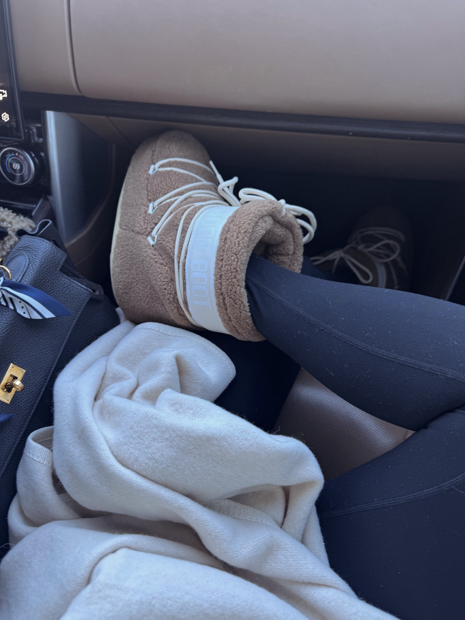 Headed to the mountains! ⛷️

#LTKSeasonal #LTKootd