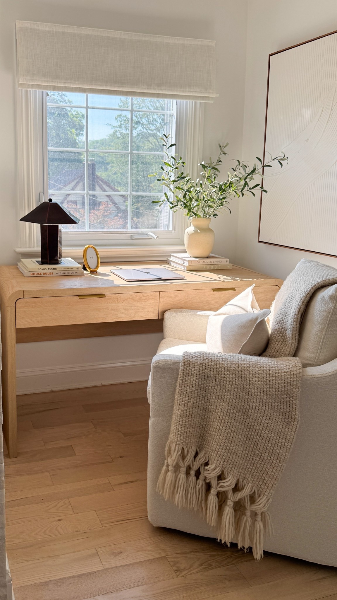 Cozy, calm, and so intentional 🤍
I pulled together the dreamiest decor details to make this work nook feel both elevated and inviting. From the sculptural table lamp to the soft texture of that throw and the prettiest ceramic vase (faux stems included!). Everything is linked below to shop! 🌿✨

#LTKhome #WorkNookGoals #NeutralDecor #WayfairFinds #ModernOrganicStyle #LTKworkspace #HomeInspo #CozyCorners


#LTKFindsUnder50 #LTKSaleAlert #LTKHome