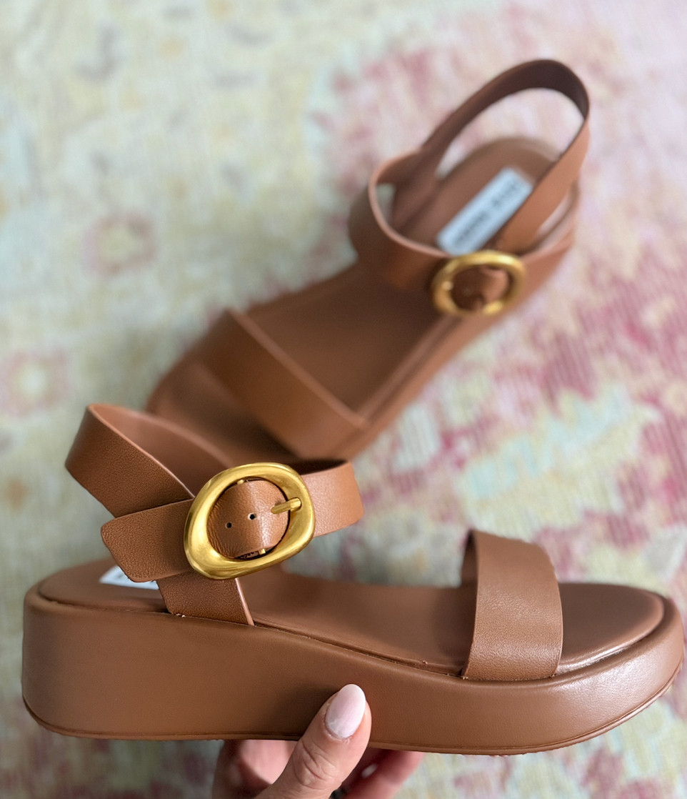 Comfortable sandals from @dsw for spring and summer Right now, you can save 25% with code SPRINGREADY on these and so many other great shoes! #ad #myDSW  

 