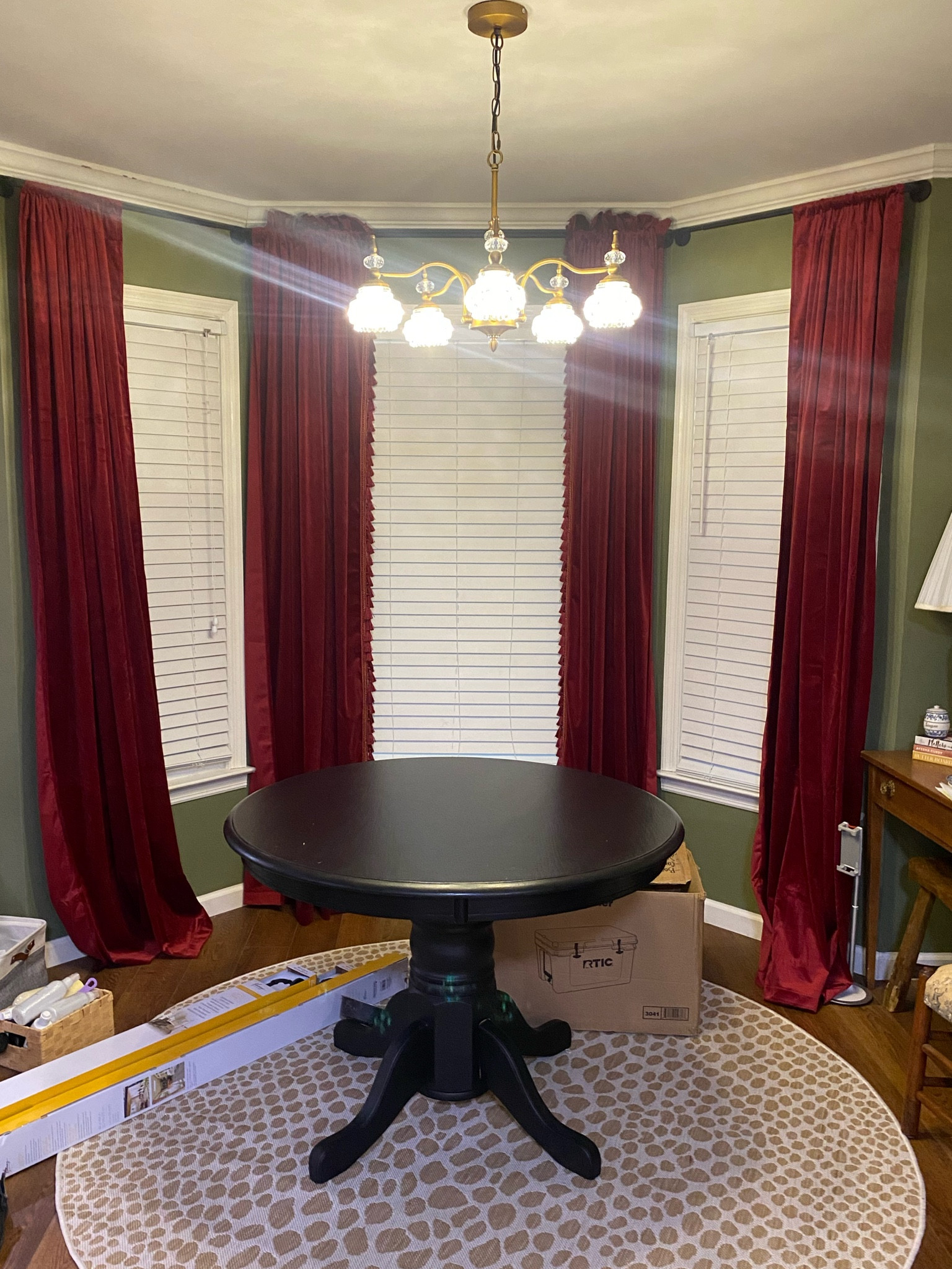 Burgundy velvet curtains

Bedroom, bedroom decor, dining room decor, moody decor, eclectic home decor, velvet accents, burgundy curtains, red curtains, dark red curtains, red home accents, red home decor, vintage inspired home

 

#LTKFindsUnder100 #LTKFamily #LTKHome