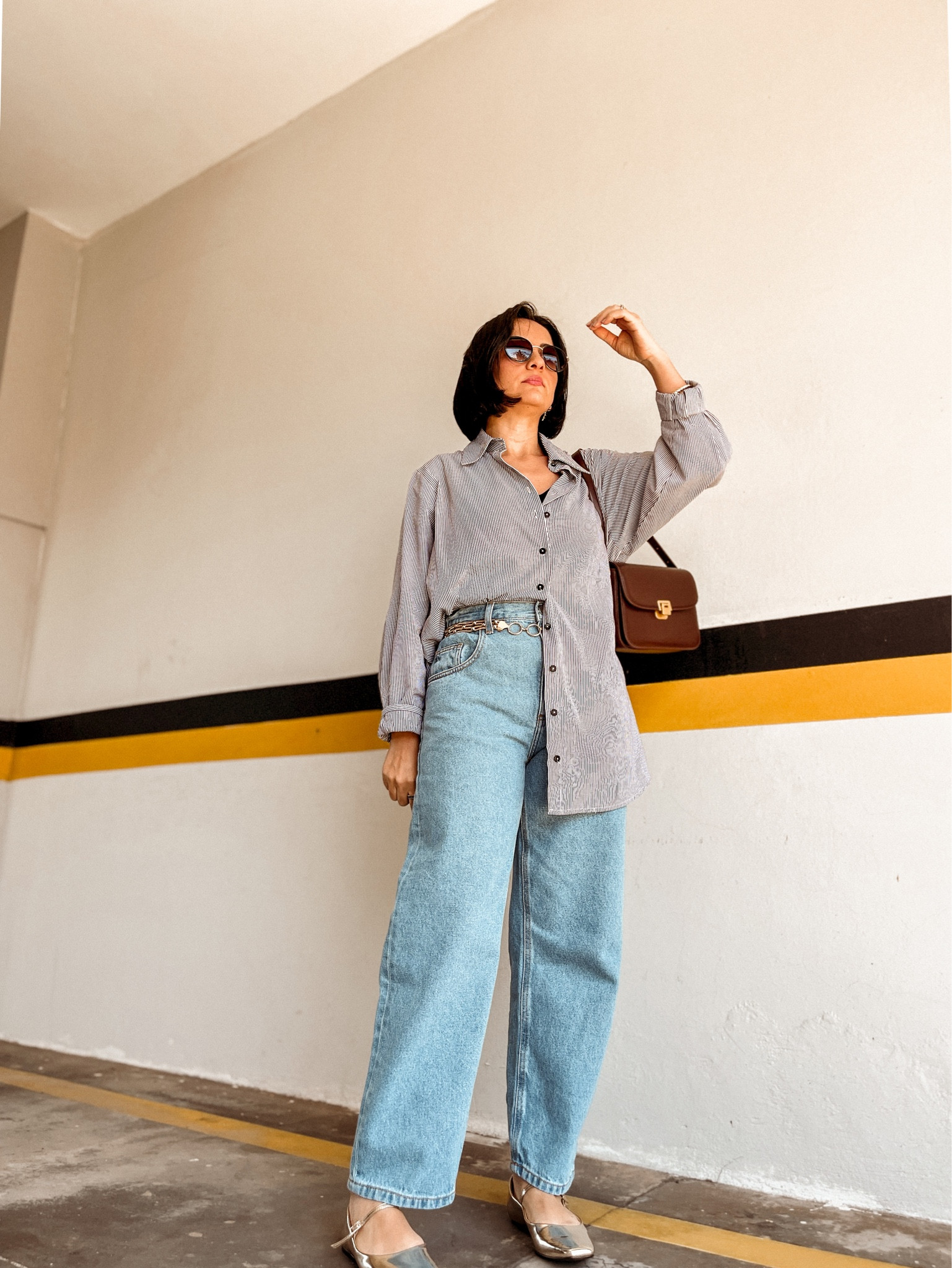 Estilo minimalista, camisa de listras, calça lavagem clara e reta, pontos dourados com cinto corrente e calçado Mary Jane. Aquele look que não tem erro. 

Bora montar o seu?

#LTKbrasil #LTKxPrime #LTKSeasonal