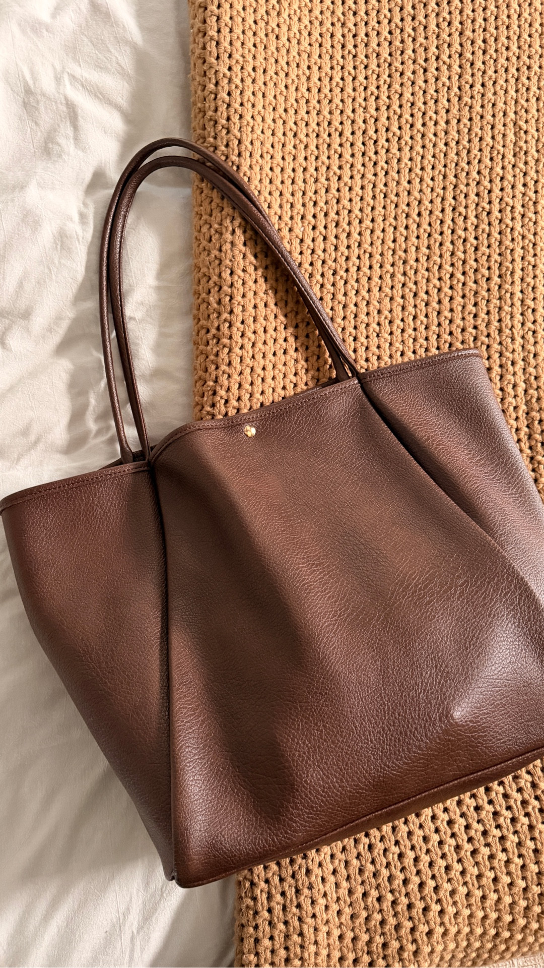 The perfect oversized tote bag! Great for moms on the go or going into the office! Can hold so much! Perfect gift! Gift ideas 

#LTKHoliday #LTKGiftGuide #LTKmomlife