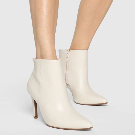 Bota Cano Curto Vizzano Bico Fino Lisa Feminina - Off White | Netshoes (BR)