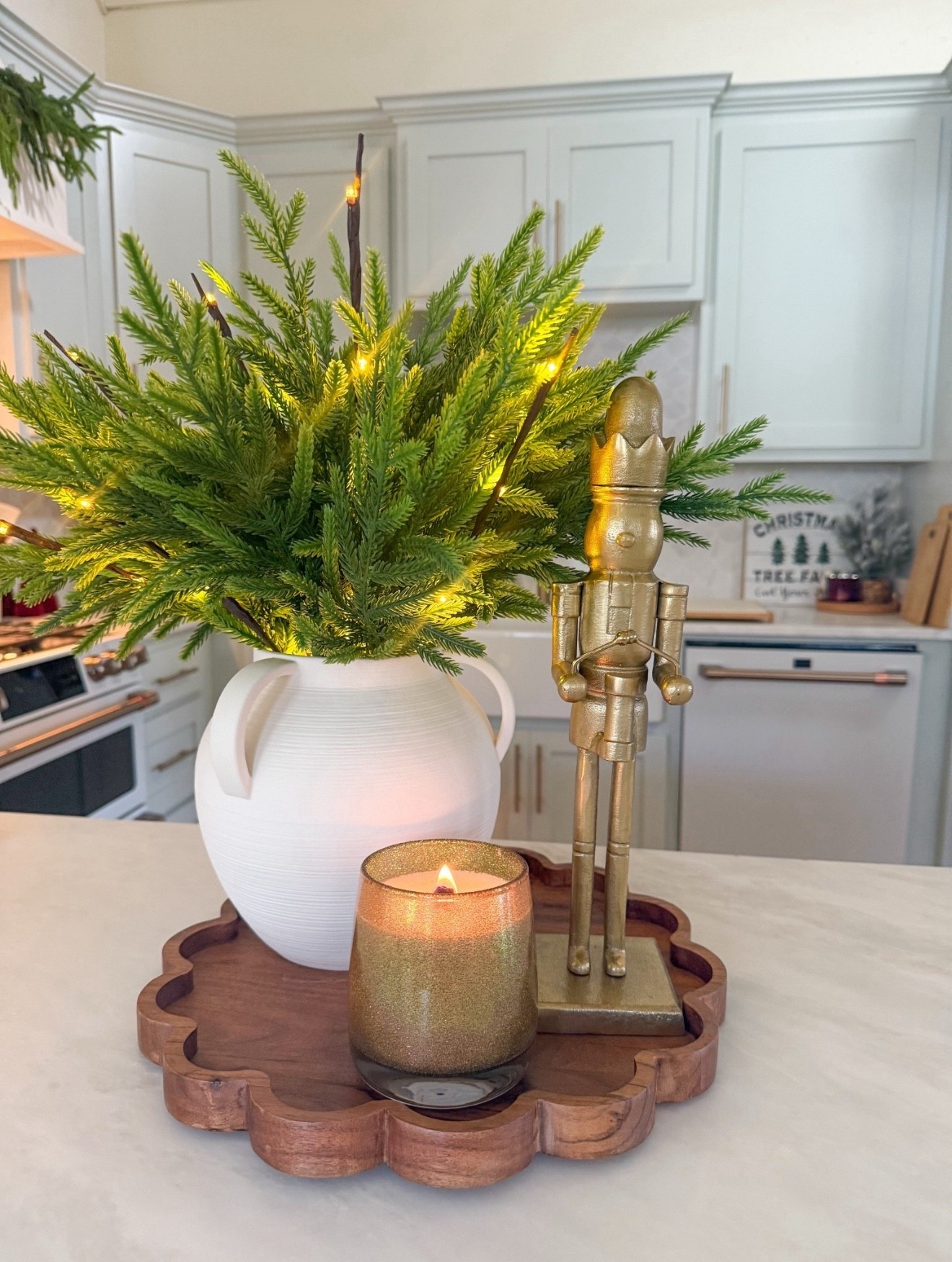 Christmas centerpiece / Christmas decor 





Christmas home finds 
Prelit Christmas greenery 
Gold nutcracker 
Walmart home
Walmart finds 
White ceramic vase 
Christmas candle 

#LTKHome #LTKHoliday #LTKFindsUnder50