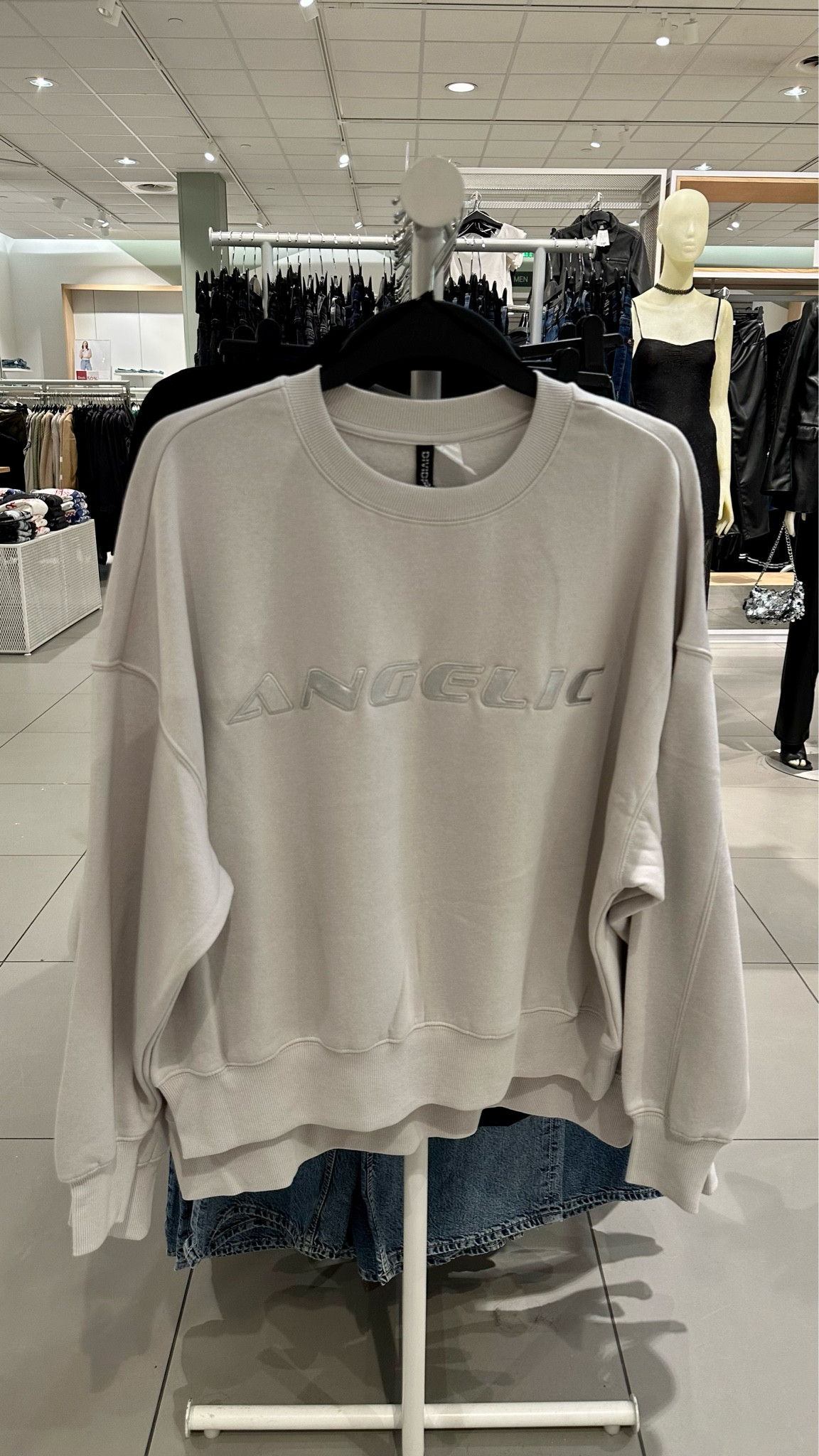 cool girl h&m find! stumbled across this oversized crew neck today at the mall and I am LIVING for it🥵 click below to shop!! follow me @deanafidler for more affordable college girl trendy finds/accessories🤍

#LTKGiftGuide #LTKfindsunder50 #LTKSeasonal