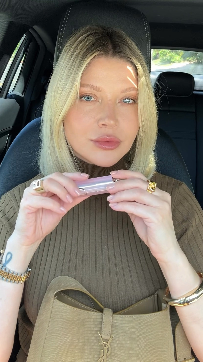 Mid-day make-up touchups 💄

Natural make-up, glowy make-up, lip combo

#LTKBeauty