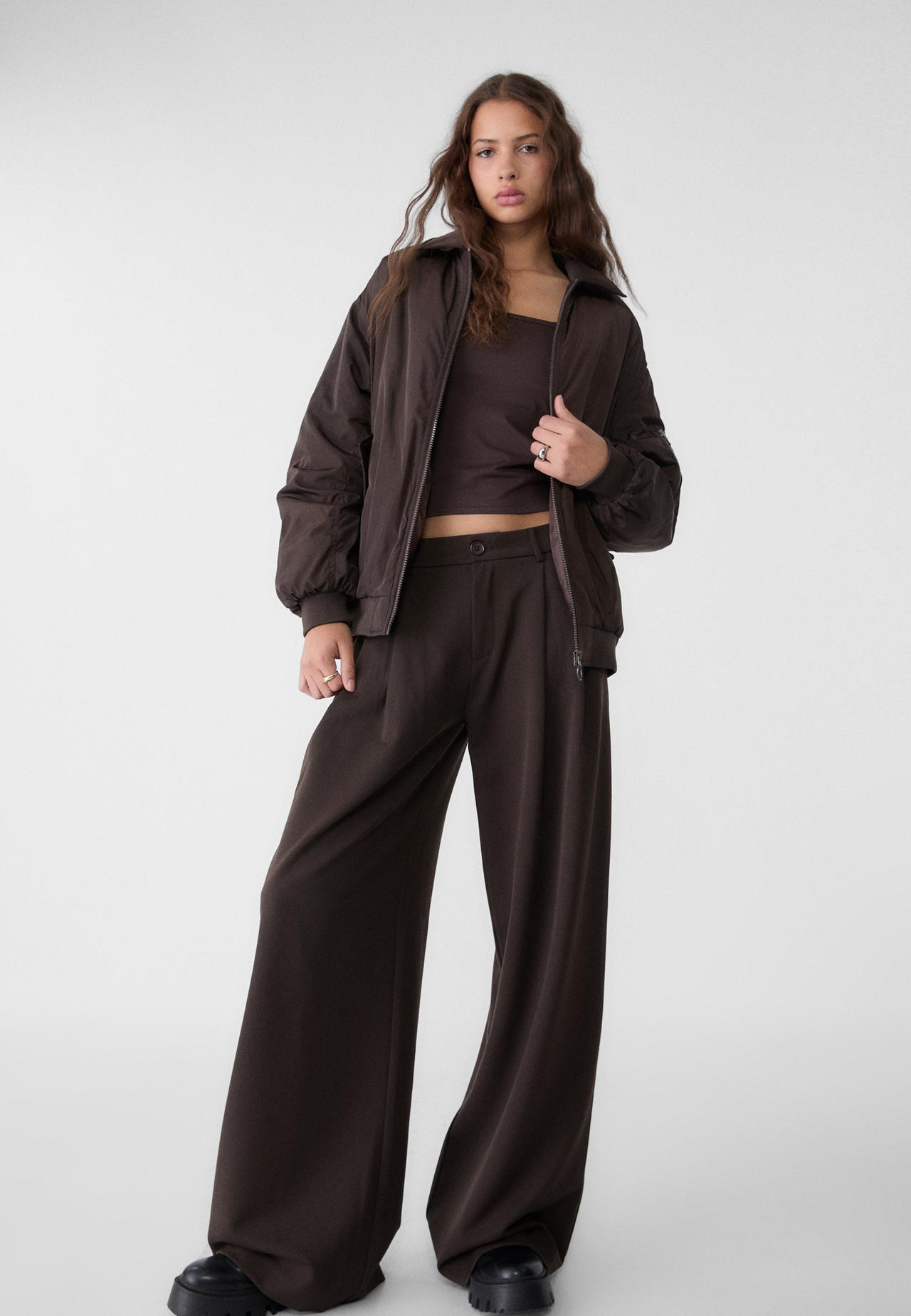 Nette broek met wijde pijpen en bandplooien | Stradivarius (NL)