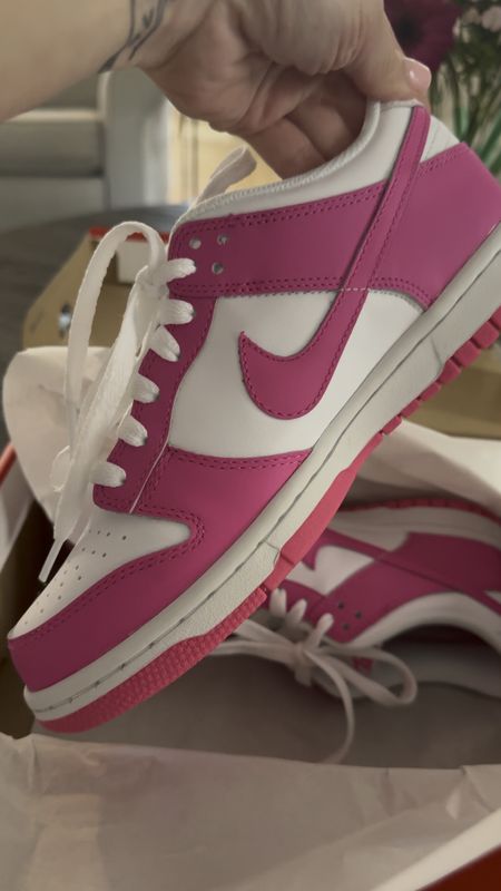 Spring kids sneaker 
Tween gift
Unboxing 
Nike Dunk Low Pink

#LTKVideo #LTKshoecrush #LTKkids