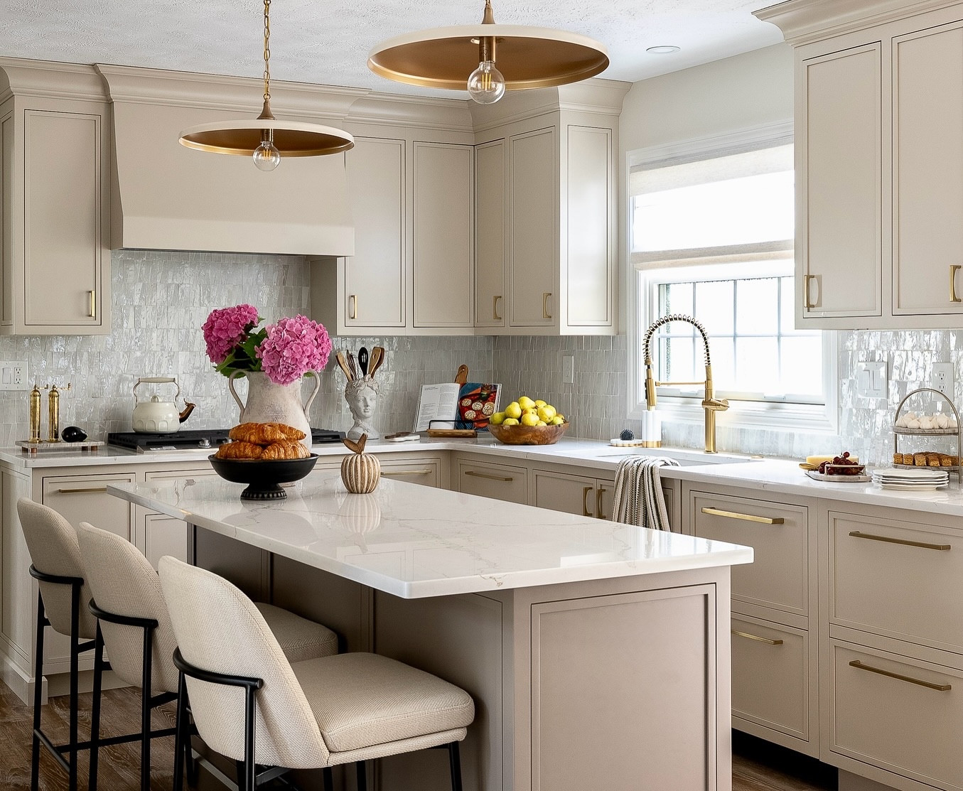 Transformations… it’s fun to see how far we have come! From the first initial consultation, to rendering the dream and finalizing the design process, to the final result. 

Thinking of remodeling your kitchen? Get in touch with us!

Photos: @khhomephotos 
Renderings: @_mariathein_ 
GC: @akn_interiors