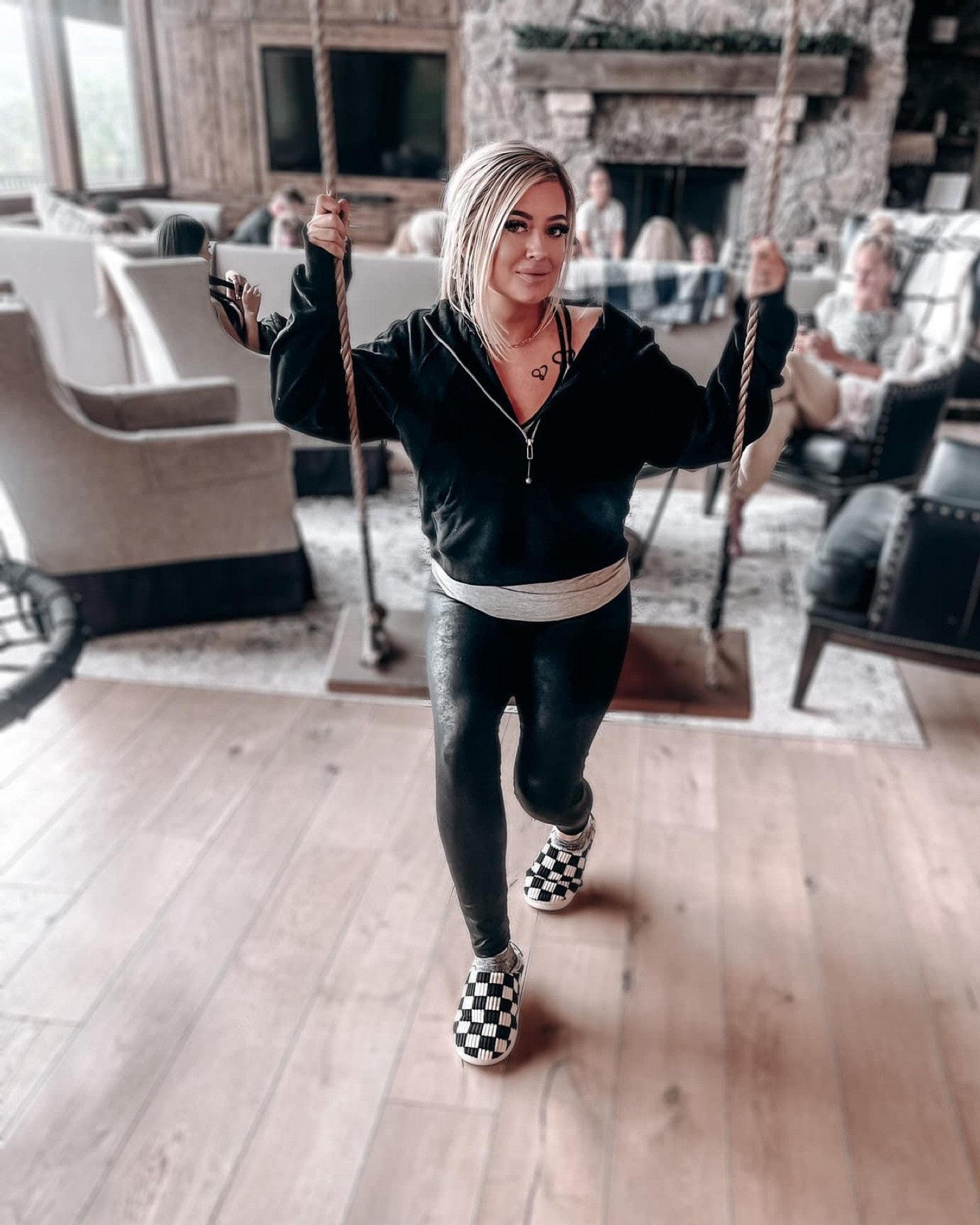 Leggings Outfit / Hoodie / Checkered Slippers