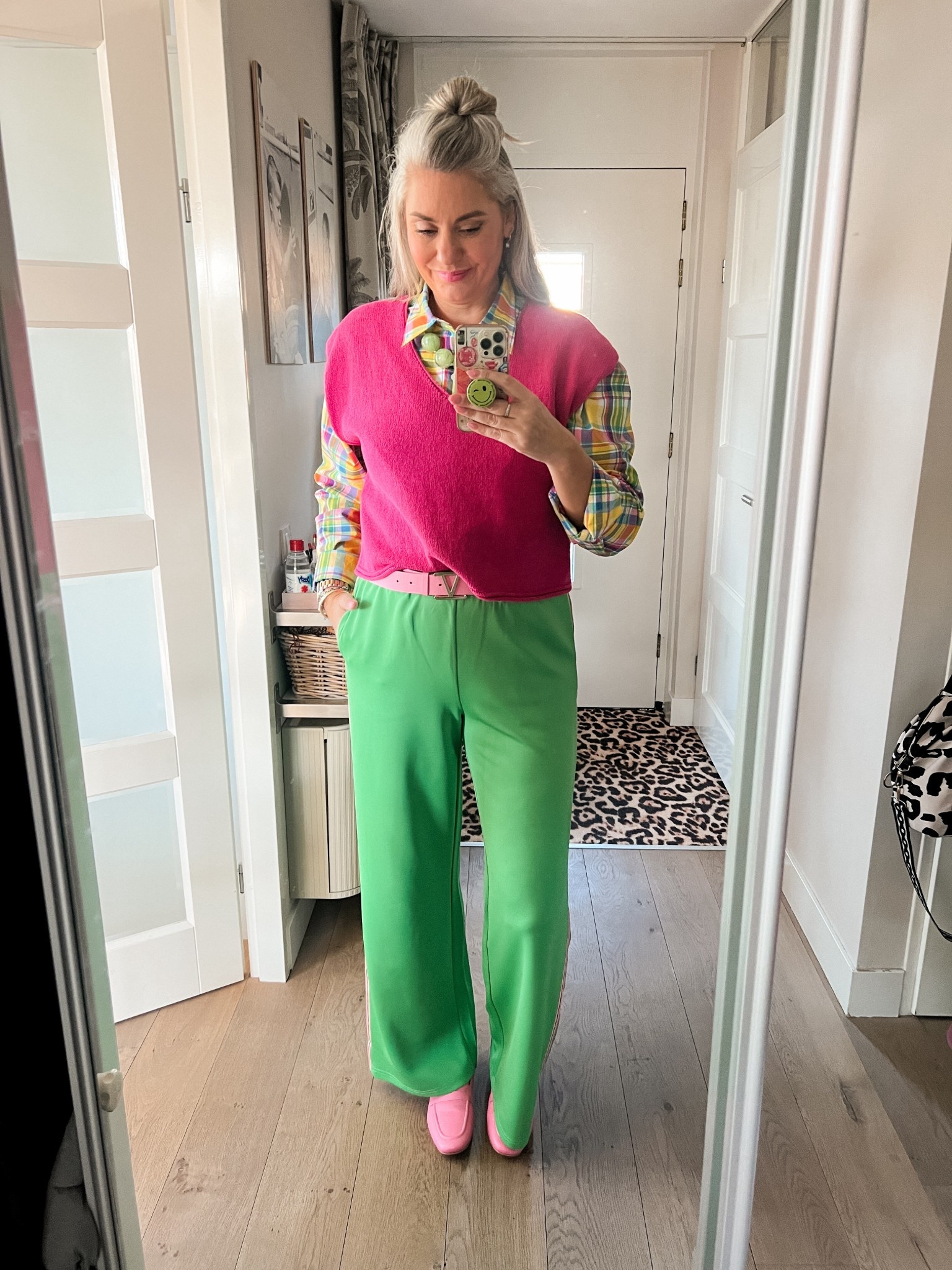 OOTD - Dinsdag. Een comfortabel maar kleurrijke thuiswerkdag. Geel geruit Ralph Lauren overhemd van de heren afdeling (xl), de roze spencer is van Gudrun Sjödén, de groene broek is een oudje van Loavies (M), de roze loafers zijn oudjes van Lawrence Grey. 

#LTKootd #LTKTall #LTKOver40