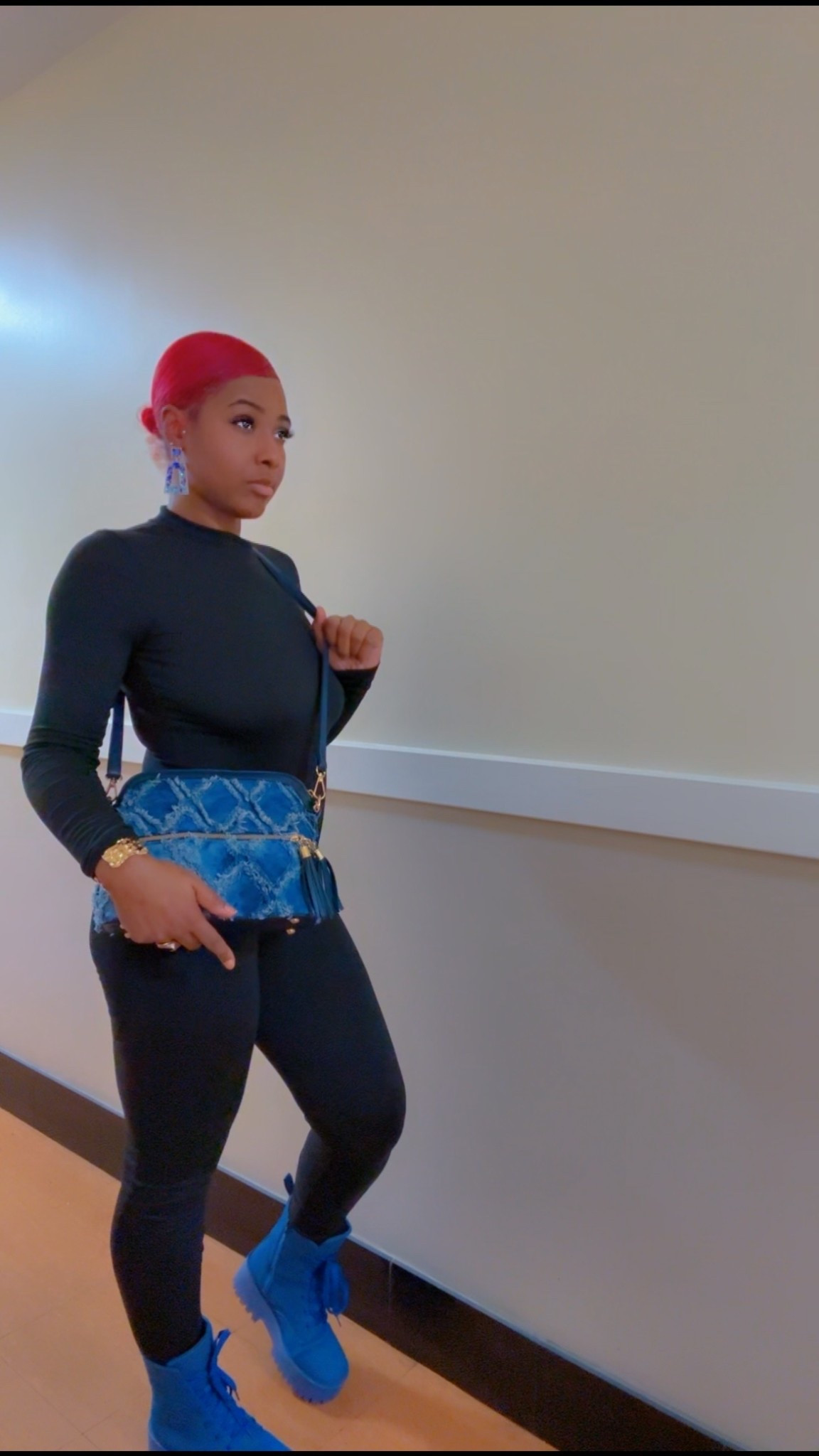 Sleek base, bold finish. A fitted black set styled with statement blue boots and a textured crossbody for a clean but eye-catching look. Minimal, structured, and confident. All pieces linked below.