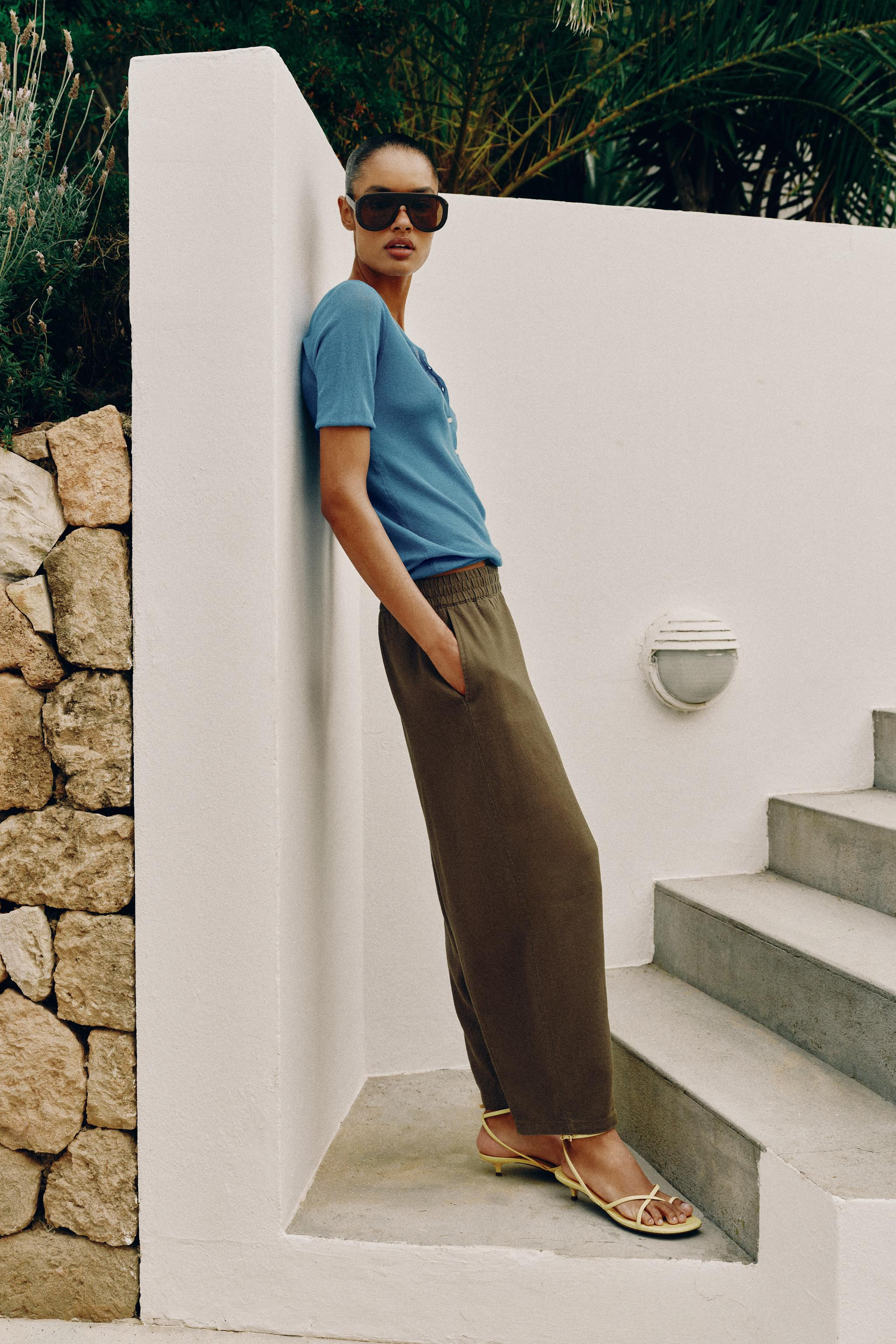 Trousers made of a linen blend. Featuring an elastic waist and front pockets. Loose-fitting leg t... | Zara UK