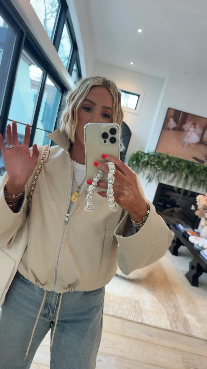 The perfect spring jacket! This color & fit are 💯🔥🤌 classic item you will come back to every year! Wearing a medium for oversized fit 