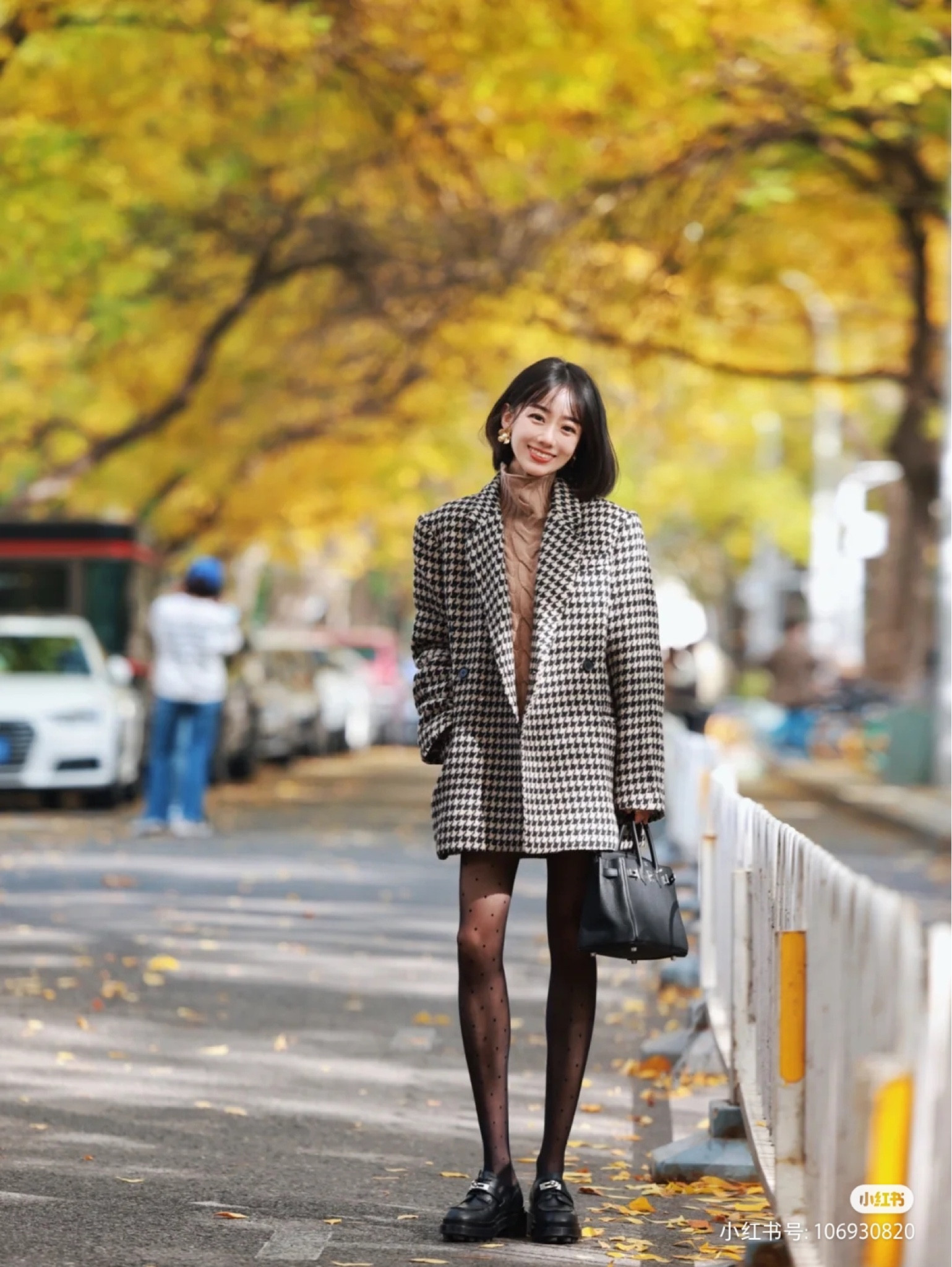 三里屯黄叶来了🍂千鸟格外套秋日氛围感好绝
今天本来计划只是去使馆区吃个饭，

发现三里屯西五街的白蜡树好像一夜之间就变黄了！

北京2022年度黄叶季这就来了

整条街的黄叶已经黄了七成，

阳光下金灿灿闪着光，

随手拍都故事感满满！

peter pan外面的黄叶尤其美丽，

坐在户外吃午饭简直不要太舒服

今天穿了千鸟格的廓形西装外套，

其实可以当一个小大衣来穿，

秋天里万变不离其“棕”，

搭配棕色高领毛衣裙氛围感直接拉满！

下身搭配黑色丝袜和厚度牛津鞋，

你可以永远相信的幂式穿搭大法好

下周应该叶子会更黄，

抓紧走起啦


#初秋穿搭 #秋冬穿搭 #氛围感穿搭 #日常穿搭 #幂式穿搭 #北京赏秋好去处 #北京拍照 #北京周末去哪儿 #拍出氛围感 #秋冬外套
#LTKchina#LTKasia

#LTKstyletip #LTKSeasonal