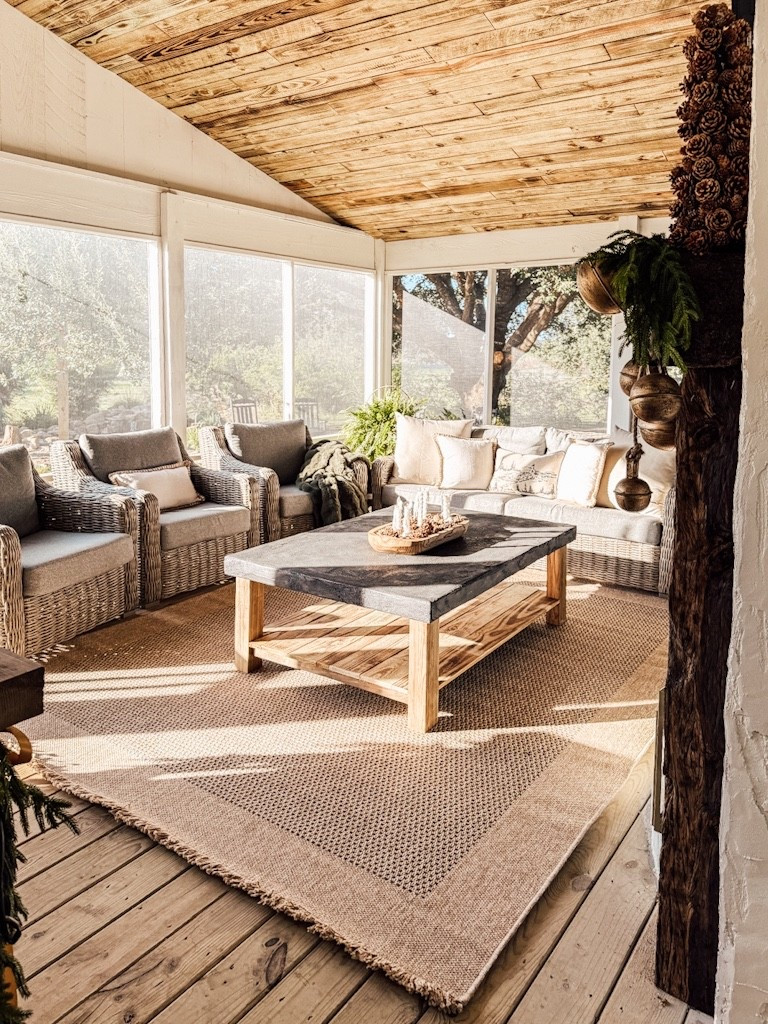 This gorgeous outdoor rug added the perfect cozy touch to our back porch! #backporch #outdoorrug #juterug