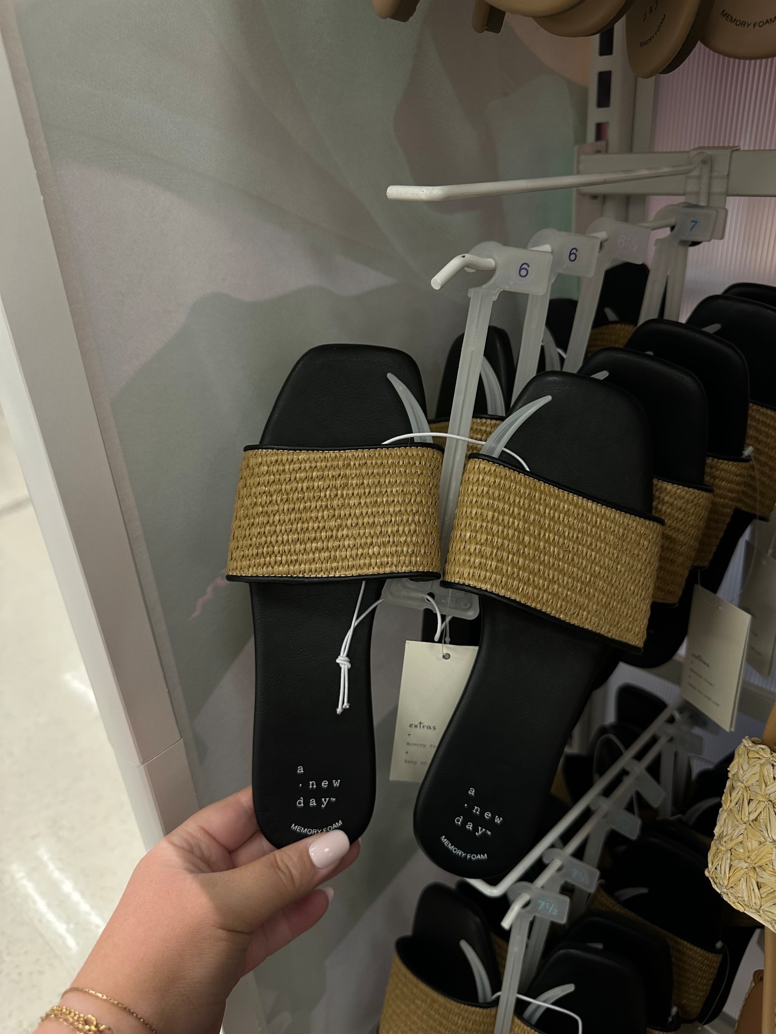 love the black + rafia together! 🤩